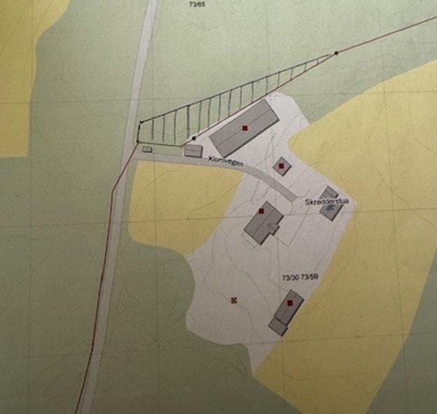Det er pågående en grensejustering mot naboeiendommen Klomvegen 20, og det skraverte areal på bilde vil tilfalle eier av Klomvegen 20 Galleribilde