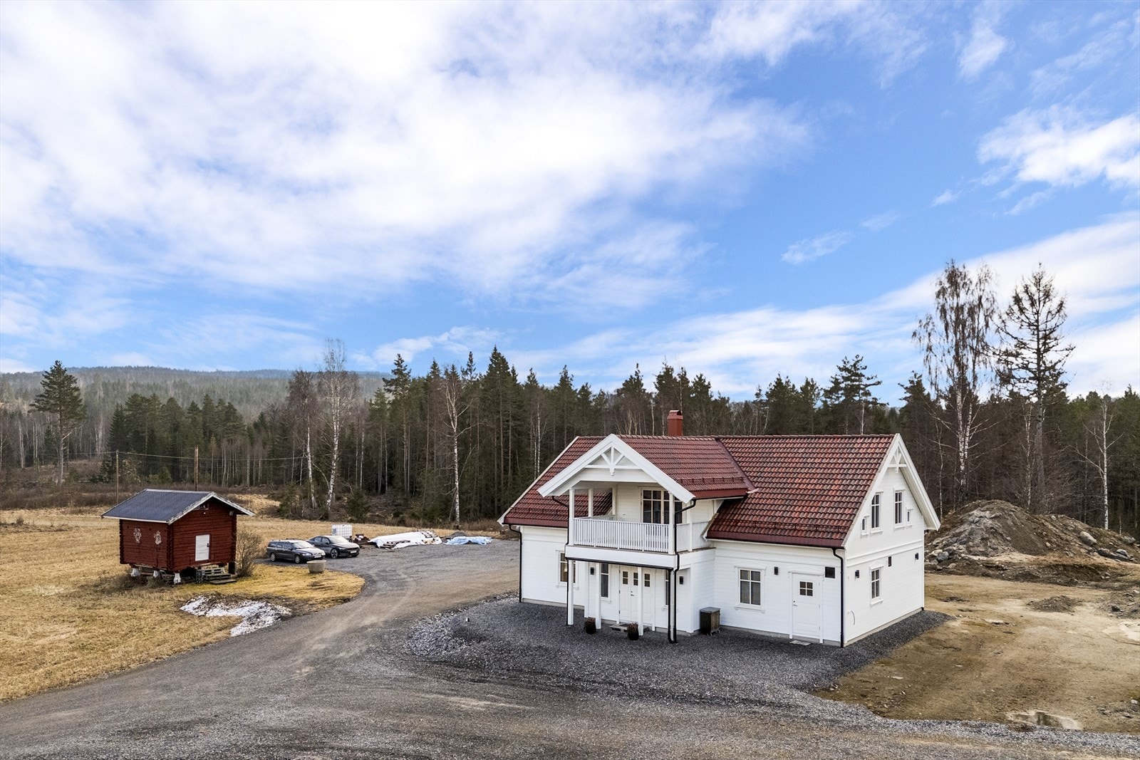 Småbruket har noe skogareal hvor du kan hogge din egen ved. Gårdens totalareal er på 141 daa. Galleribilde
