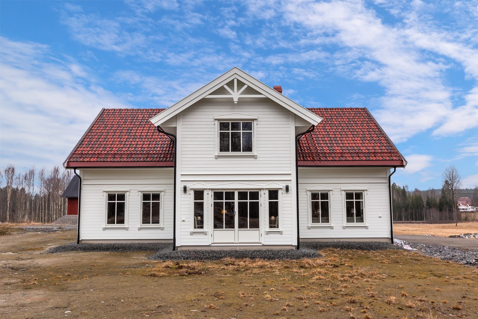 Det er relativt flatt rundt boligen så her er det gode muligheter til å anlegge en praktisk hage for lek og kos Galleribilde