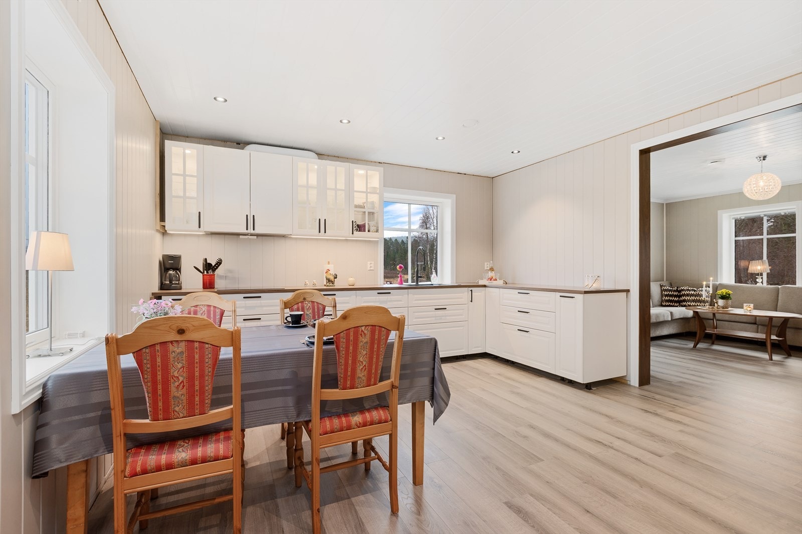 Kjøkkenet har en hyggelig spiseplass ved vindu Galleribilde