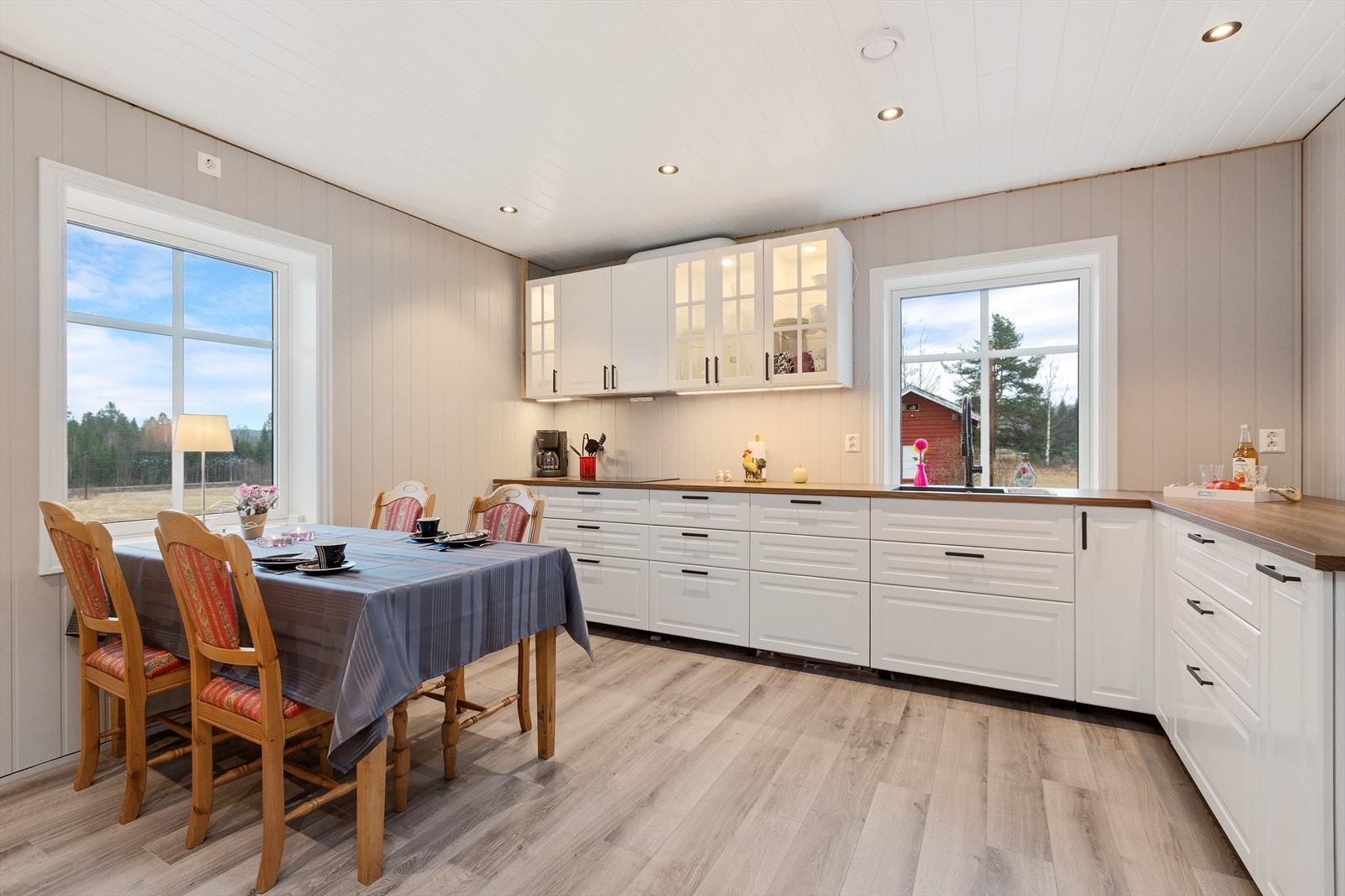 Kjøkkenet har rikelig med skap- og benkeplass Galleribilde