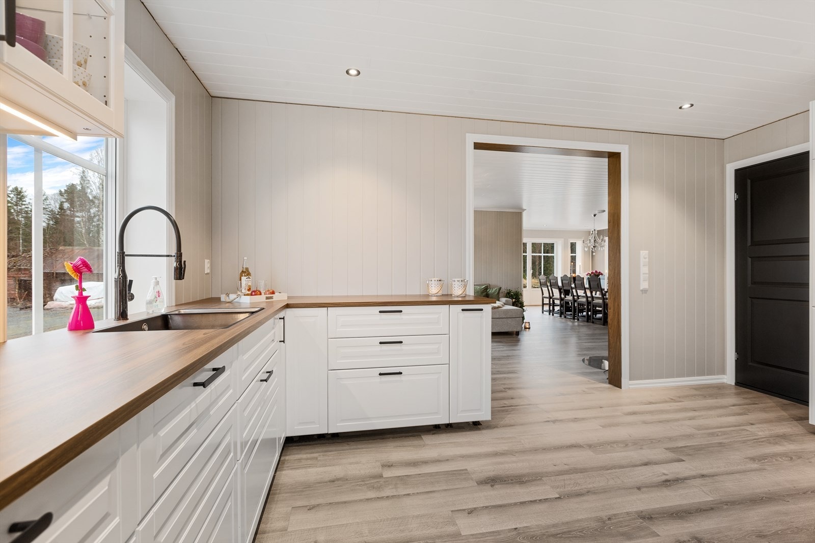 Kjøkkenet er stort og romslig Galleribilde