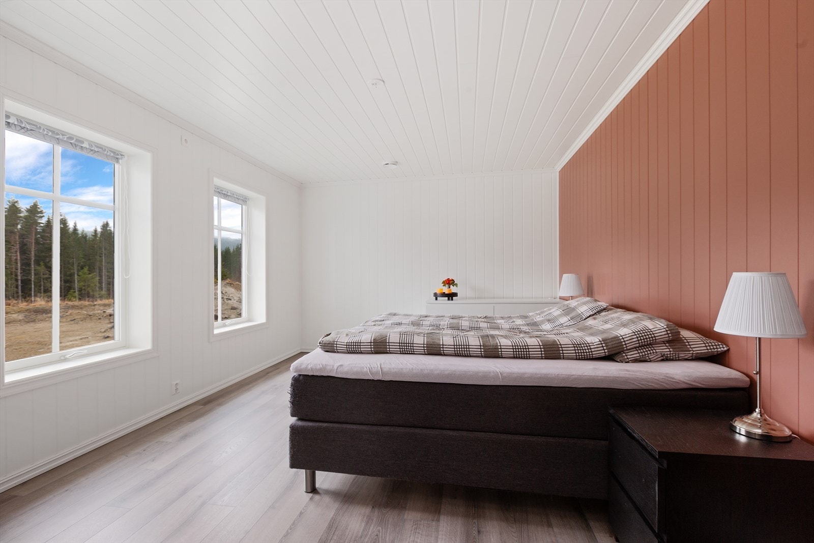 På hovedplan har du et stort soverom Galleribilde