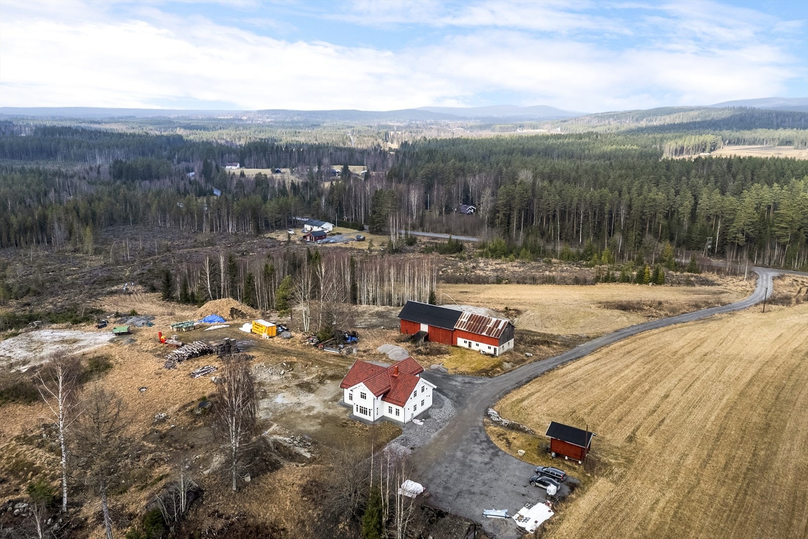 Dyrka mark og skog ligger i og rundt tunet. Det er ca. 30 daa. fulldyrka og 92 daa. skog Galleribilde