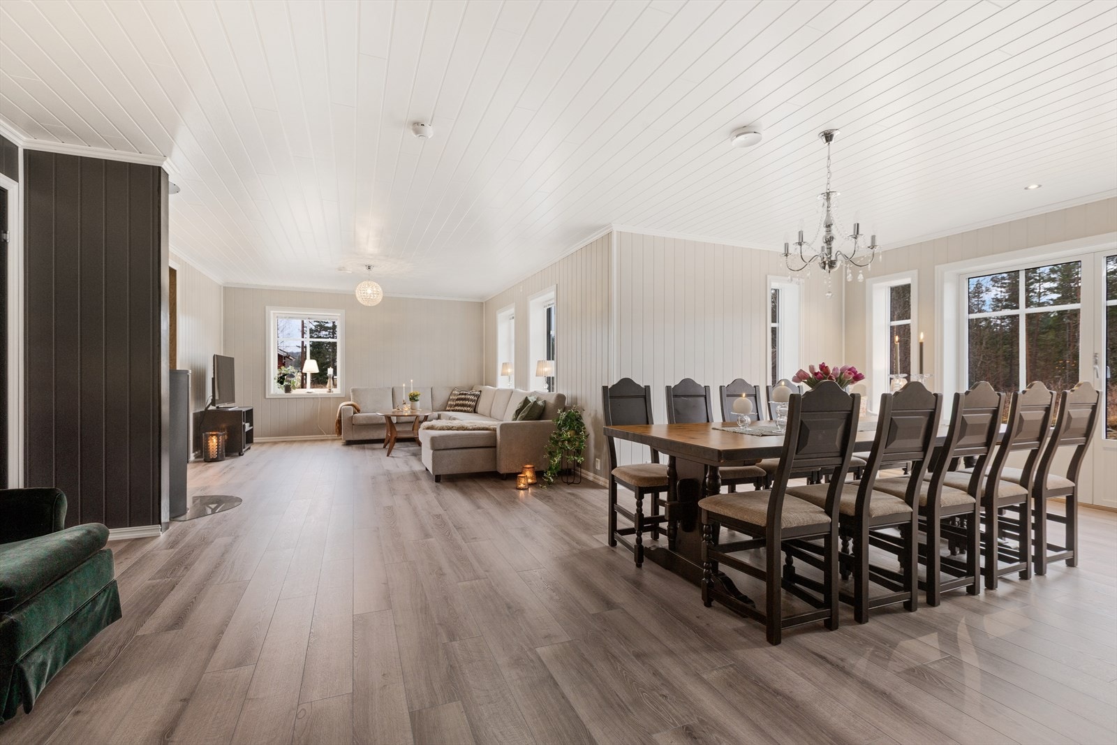 Stuen er stor og romslig med god plass til storfamilien Galleribilde