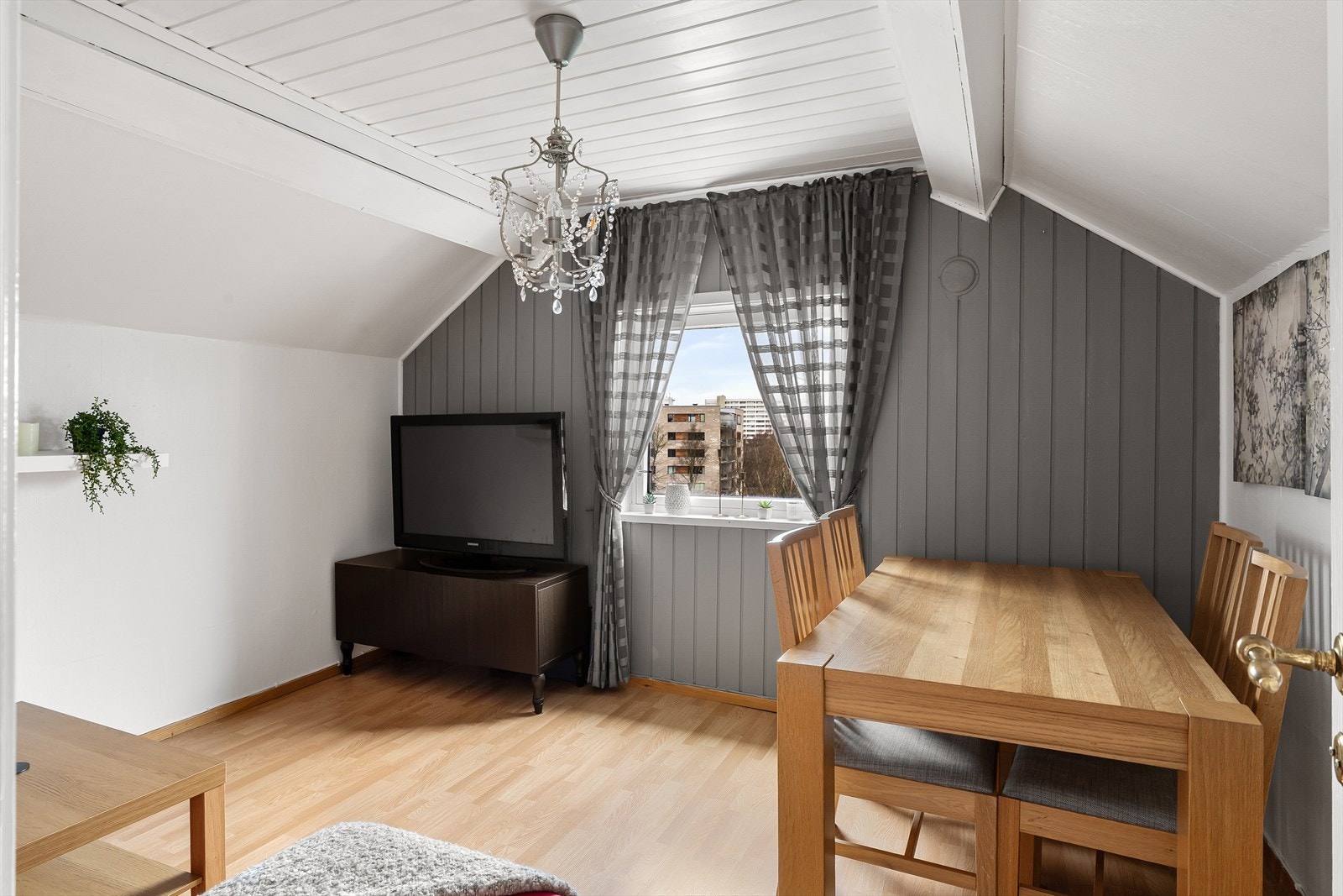 Romslig soverom nr. 4, i dag innredet og brukt som loftstue Galleribilde