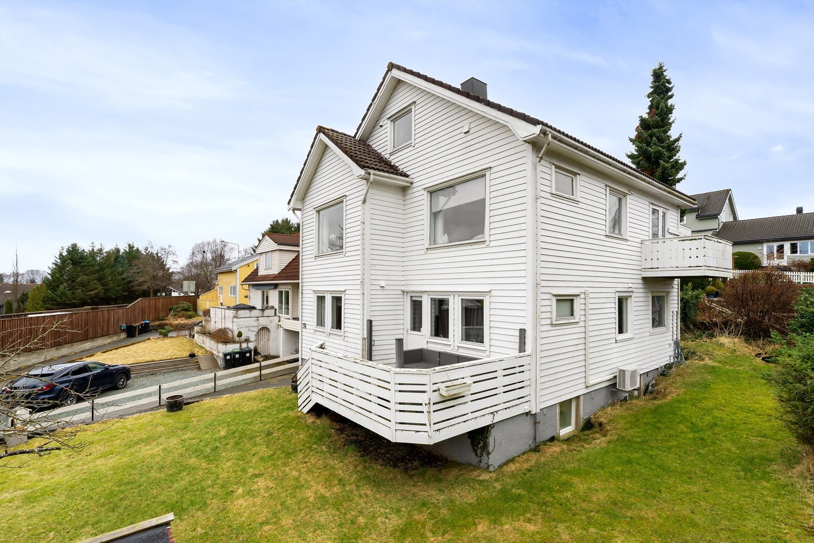 Her ligger man fint til i blindvei med kort vei til Stavanger sentrum, dagligvarebutikker, skoler, barnehager samt flotte turområder Galleribilde