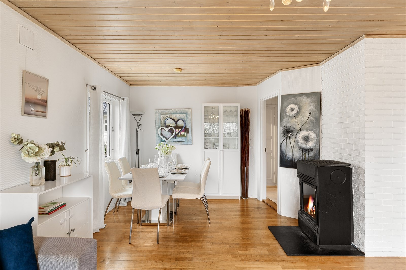 I stuen har man plass til stort spisebord for hele familien Galleribilde