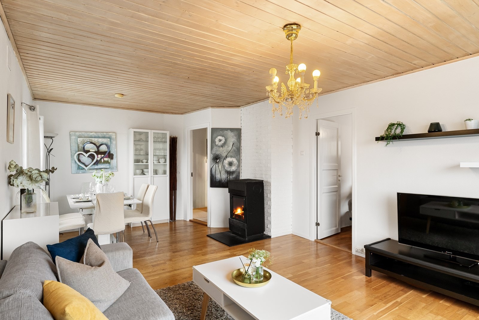 Stuen er enkel å møblere - koselig vedovn Galleribilde