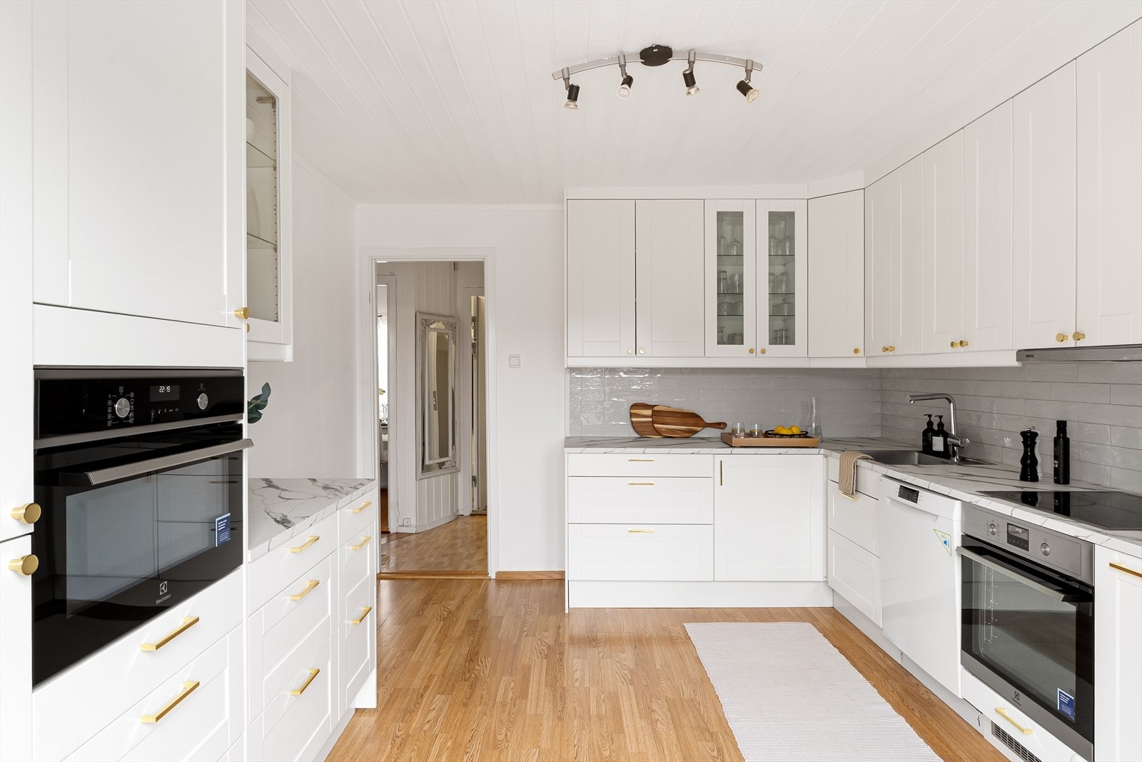 Lyst, fint kjøkken med god skap- og benkeplass Galleribilde