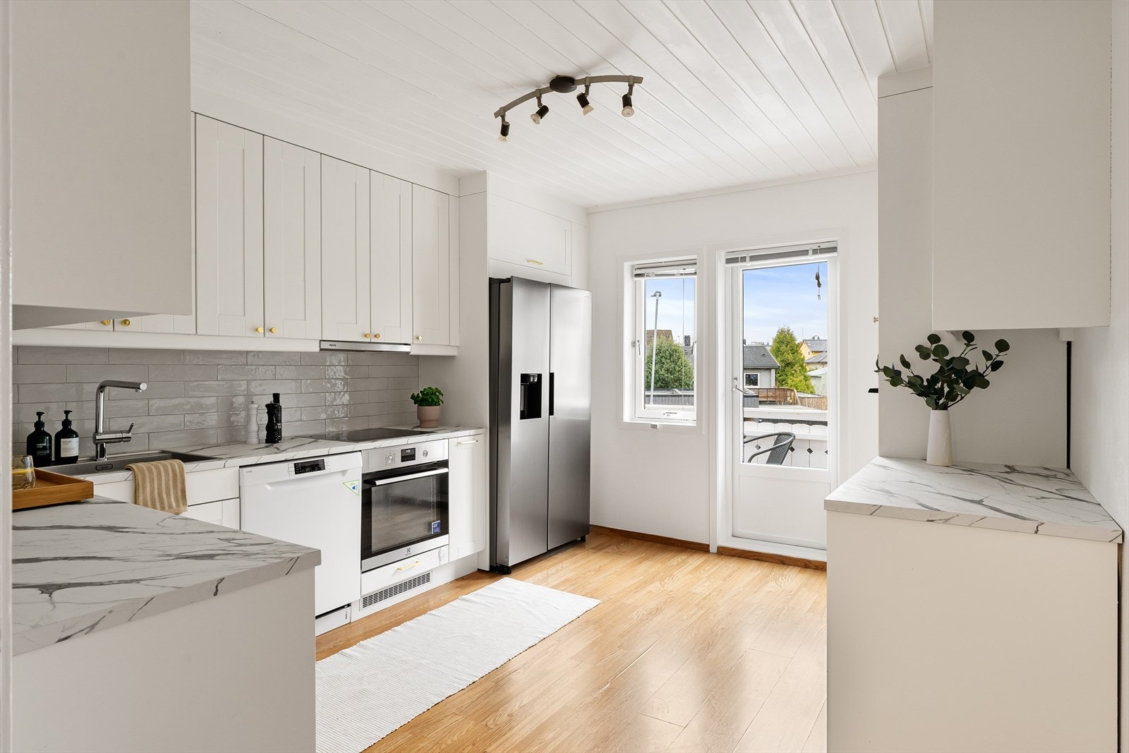 Fra kjøkkenet har man direkte utgang til balkong Galleribilde