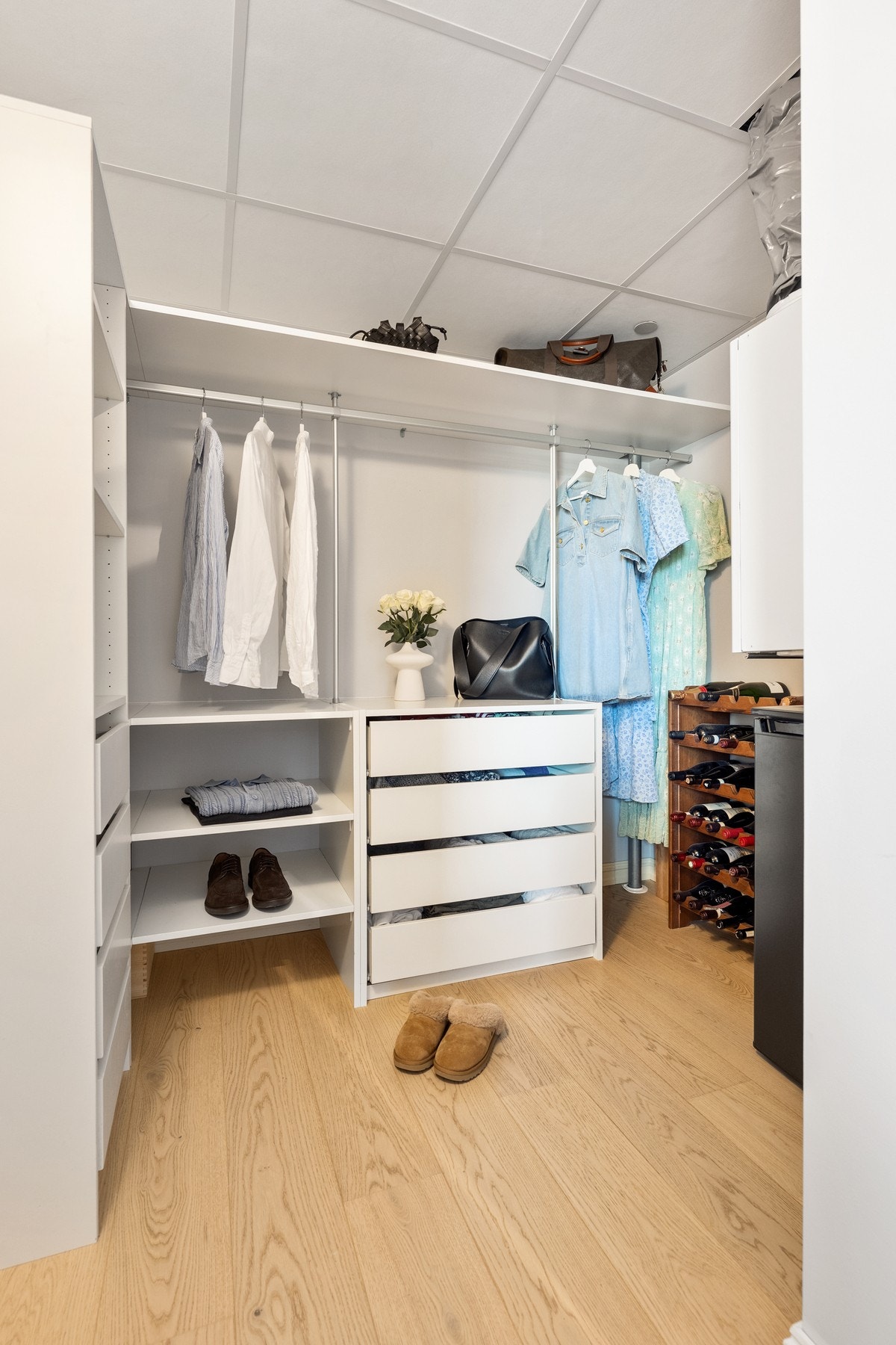 Superpraktisk walk in innenfor hovedsoverommet Galleribilde