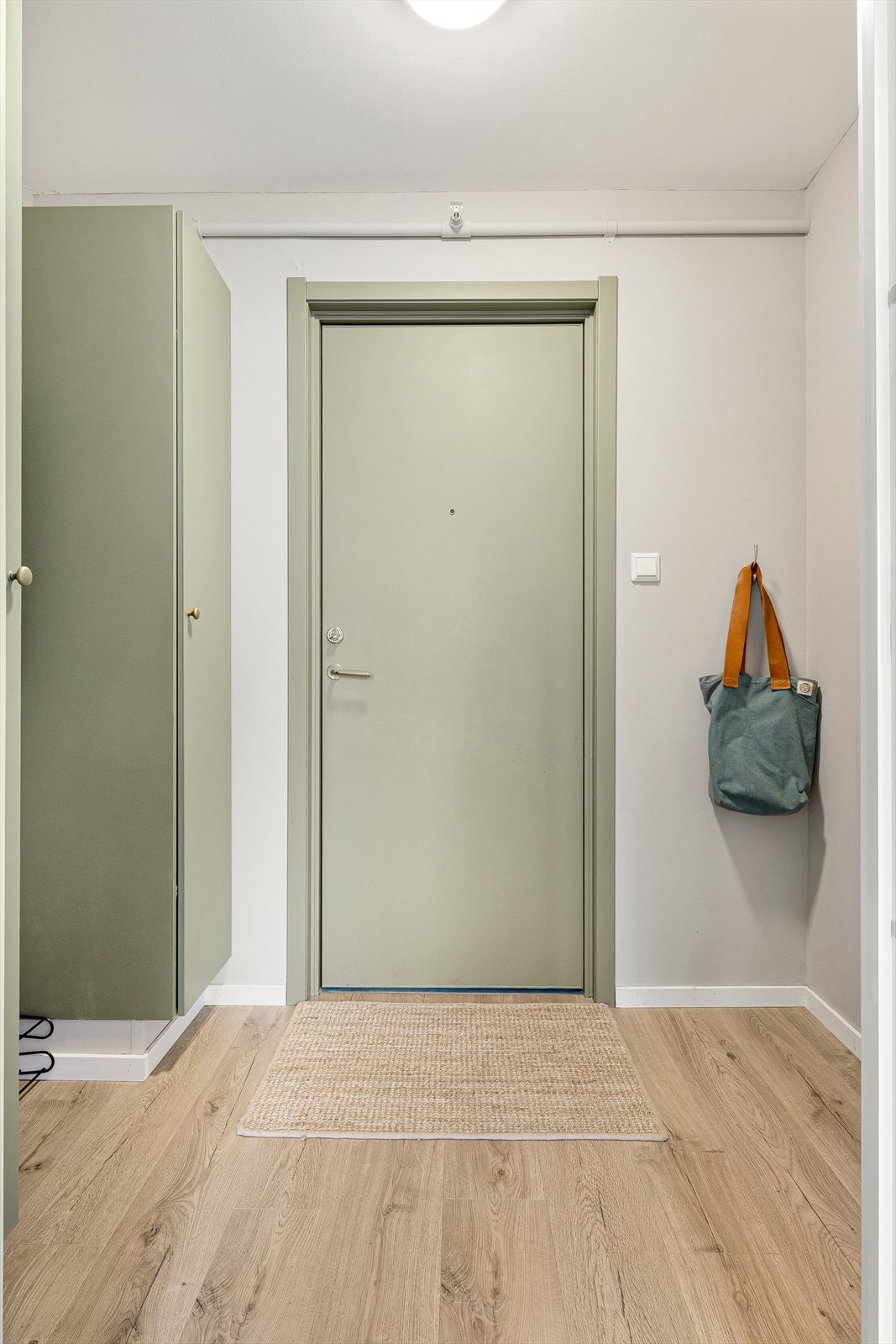 Hele leiligheten har fått nytt gulv i seneretid Galleribilde