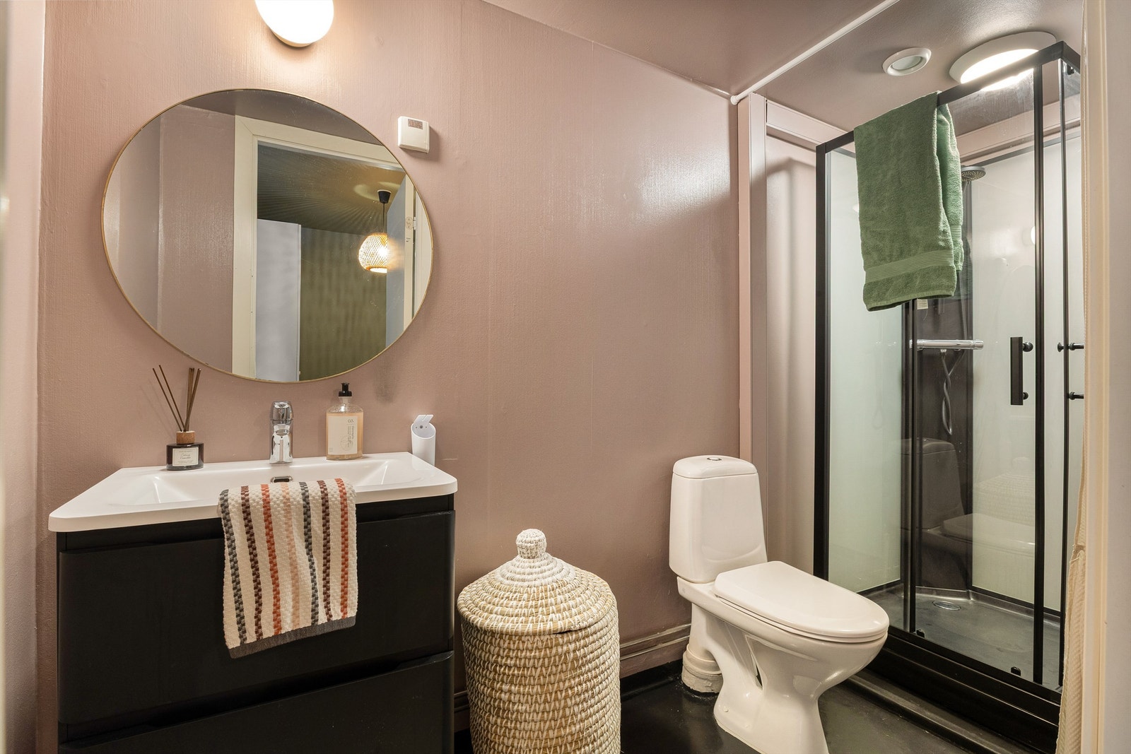 Badet er på 3,9kvm og har opplegg til vaskemaskin. Det finnes også fellesvaskeri i borettslaget. Galleribilde