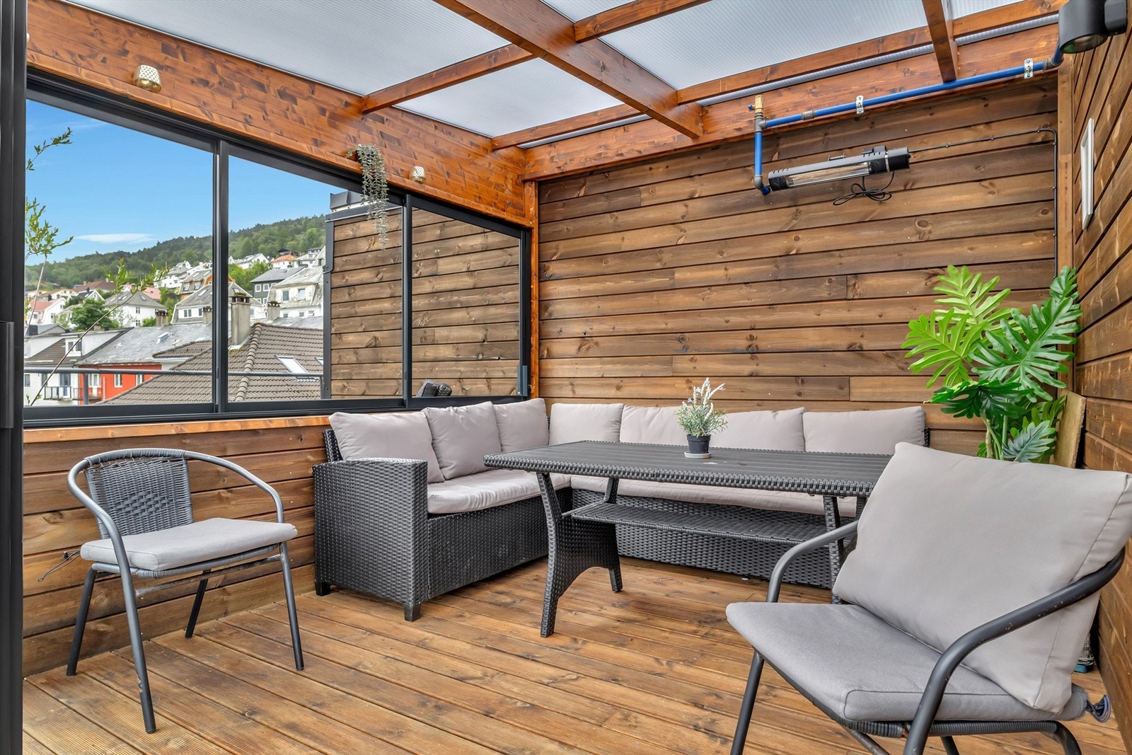 Borettslaget har etablert i senere tid en fin takterrasse med mange sitteplasser. Også med tak over hodet! Galleribilde