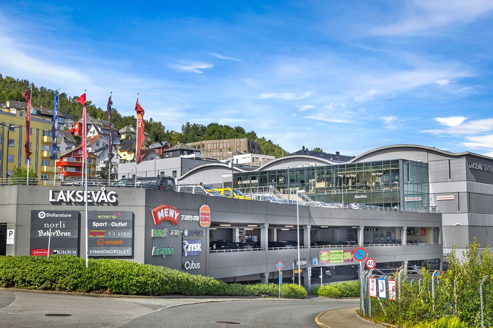 Laksevåg senter er "voksende" senter med mange gode tilbud & tjenester. Galleribilde