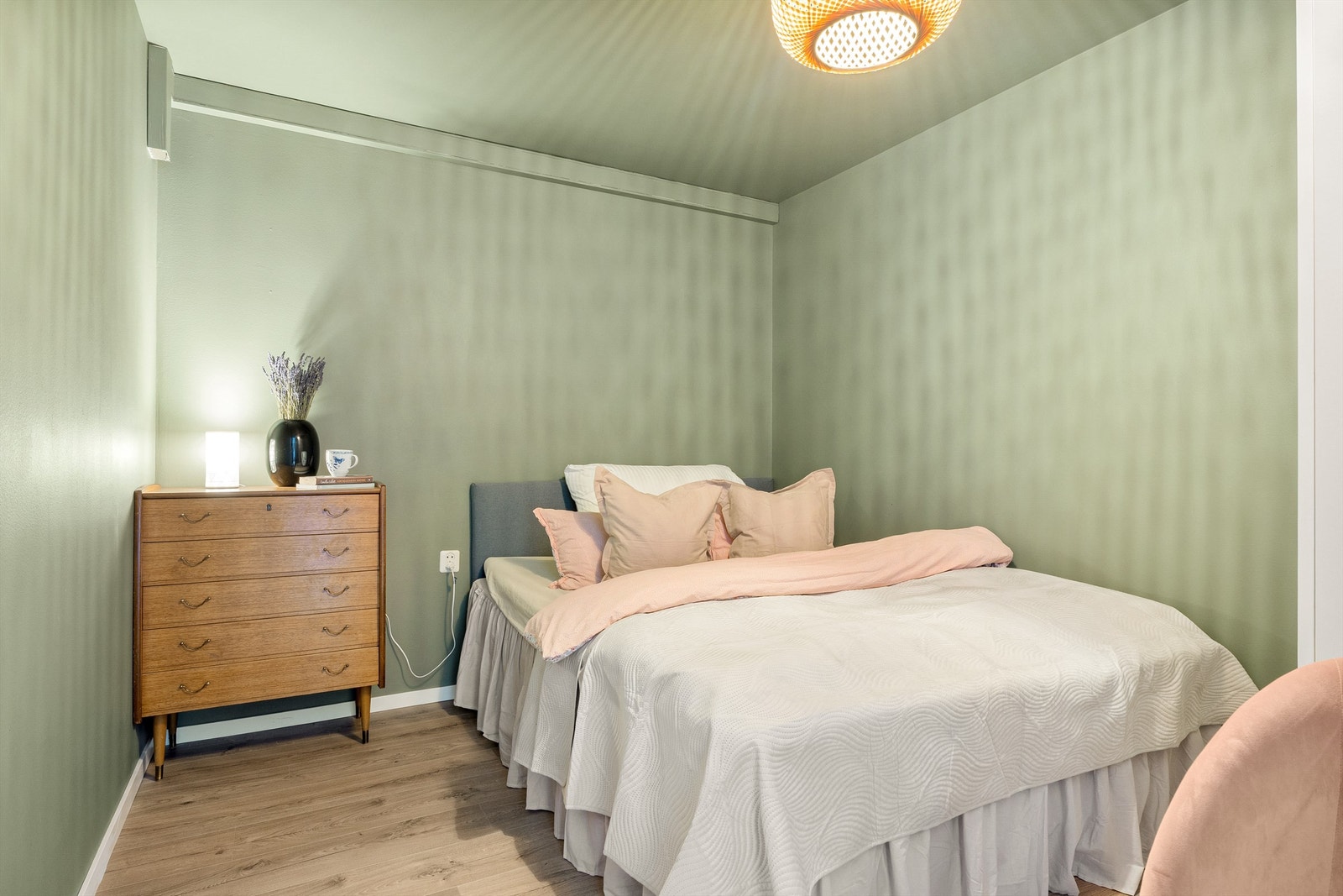 Leilighetens sovealkove er på 8,8kvm. Her er det plass til både dobbeltseng og garderobeskap! Galleribilde