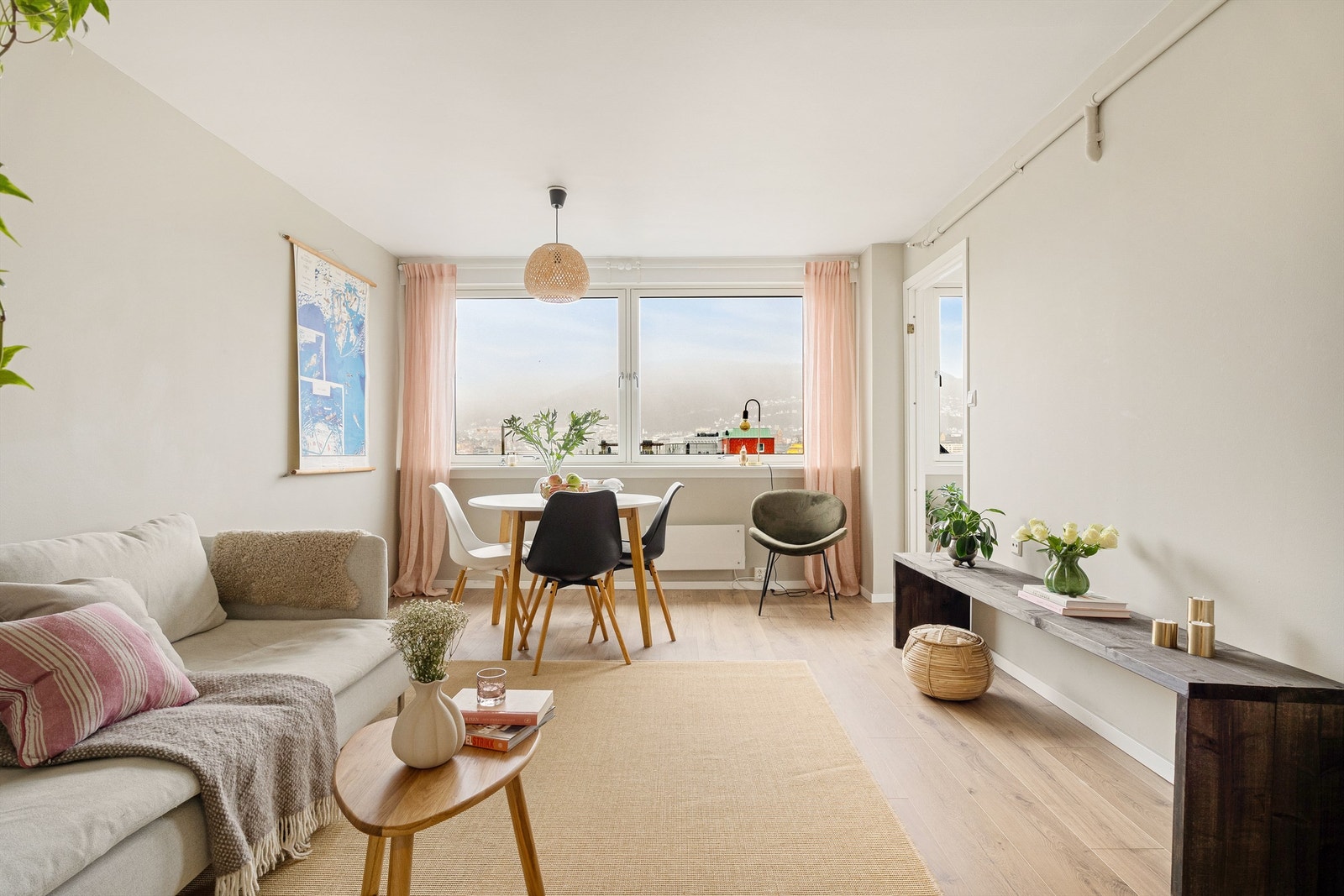 Leiligheten ligger i 3.etasje og det er heis i bygget! Galleribilde