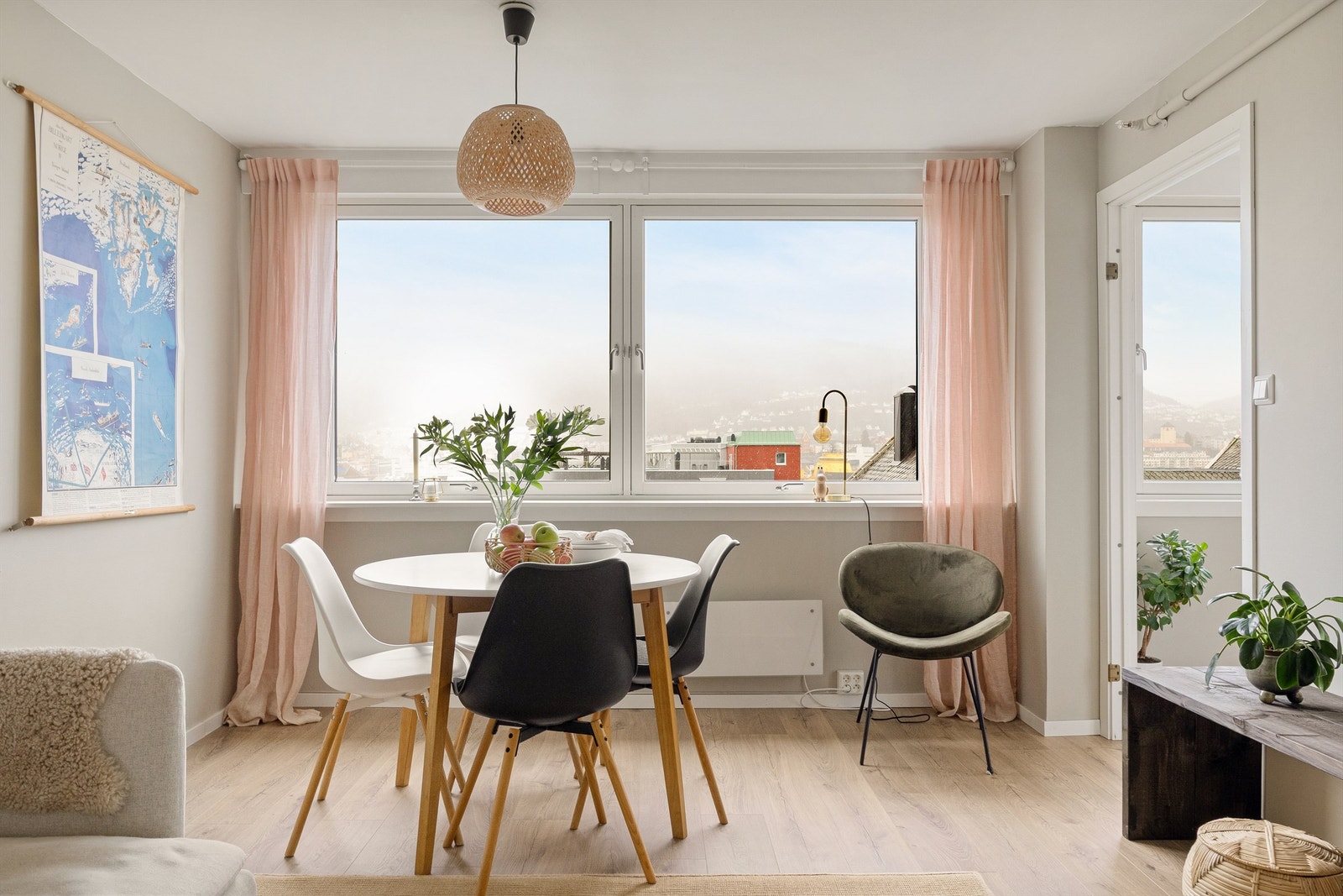 Man får god utsikt fra stue -& kjøkkenvinduene. Galleribilde