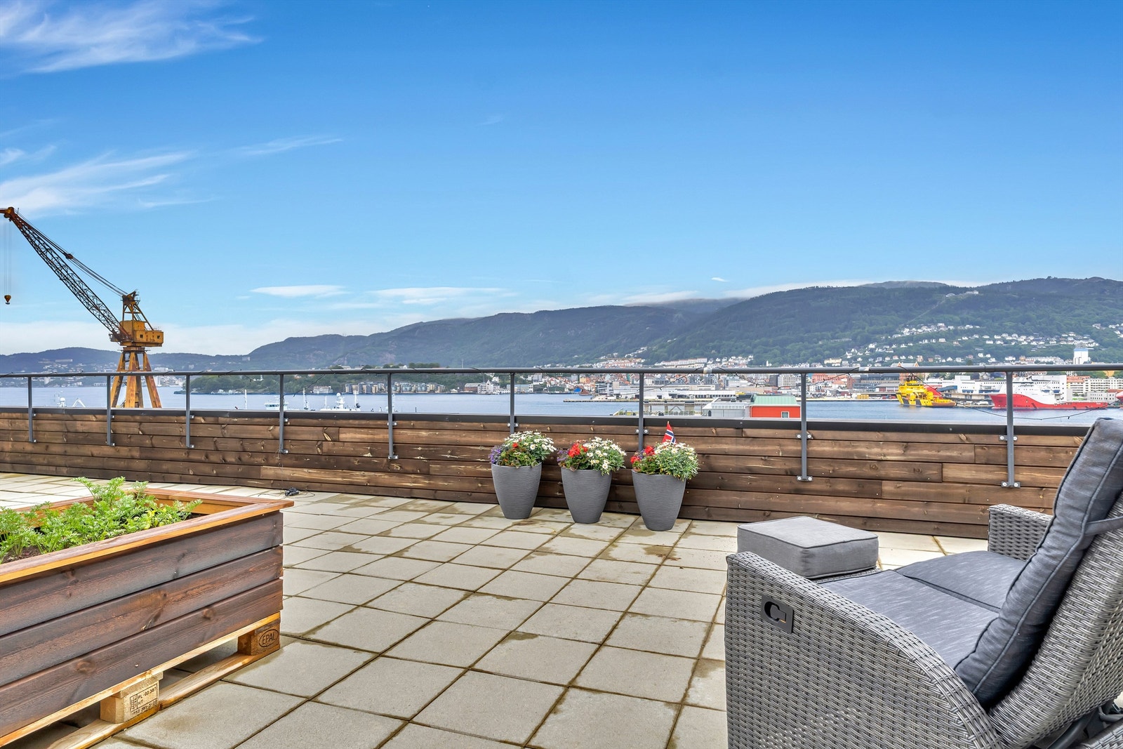 Nydelig panorama utsikt over Puddefjorden og mot byfjellene på borettslagets felles takterrasse. Galleribilde