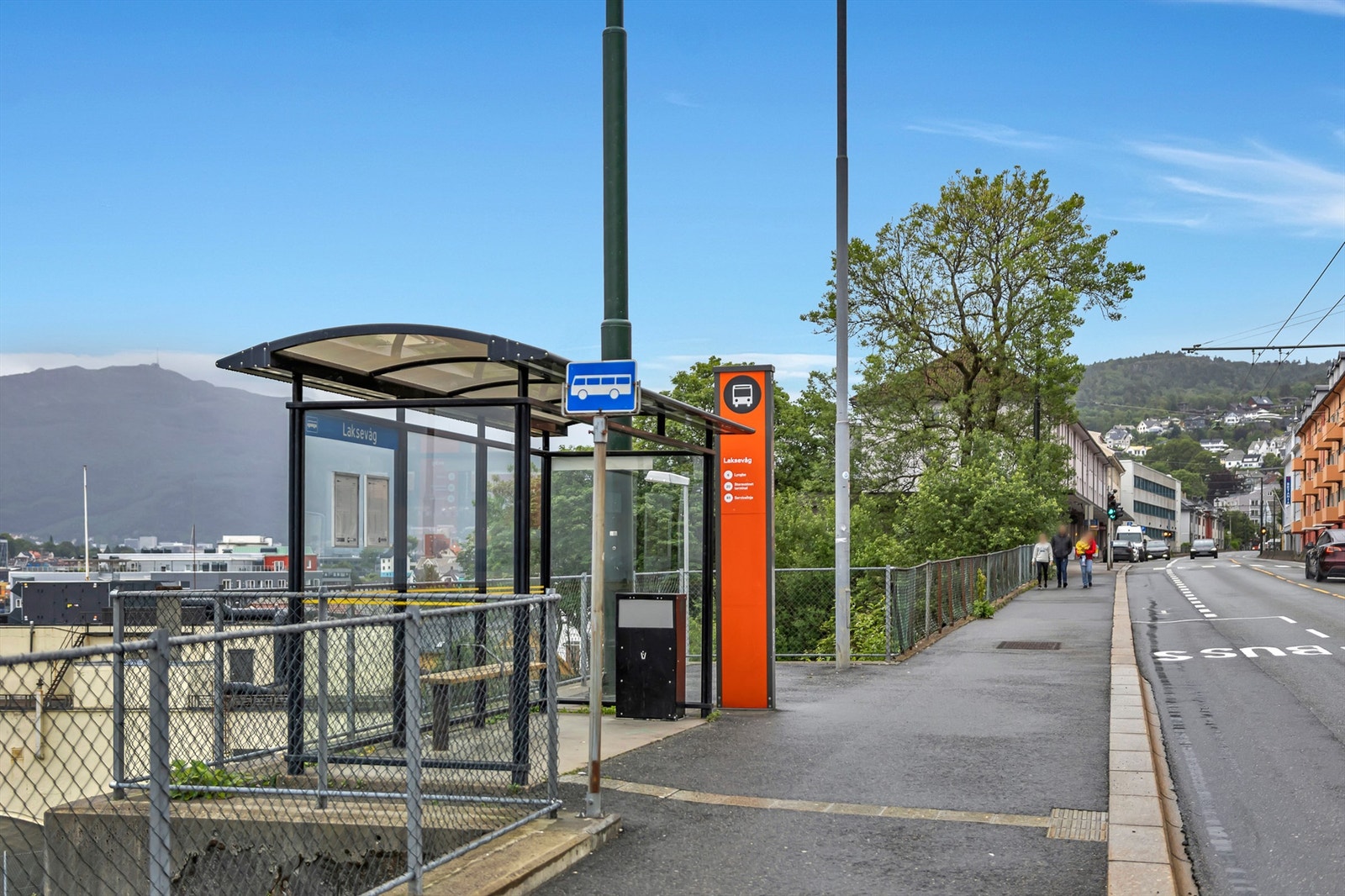 "Laksevåg" og "Damsgård hovedgård" busstopp har hyppige avganger hvert.10 minutt med hovedlinje nr. 6 (Birkelundstoppen - Lyngbø) Galleribilde