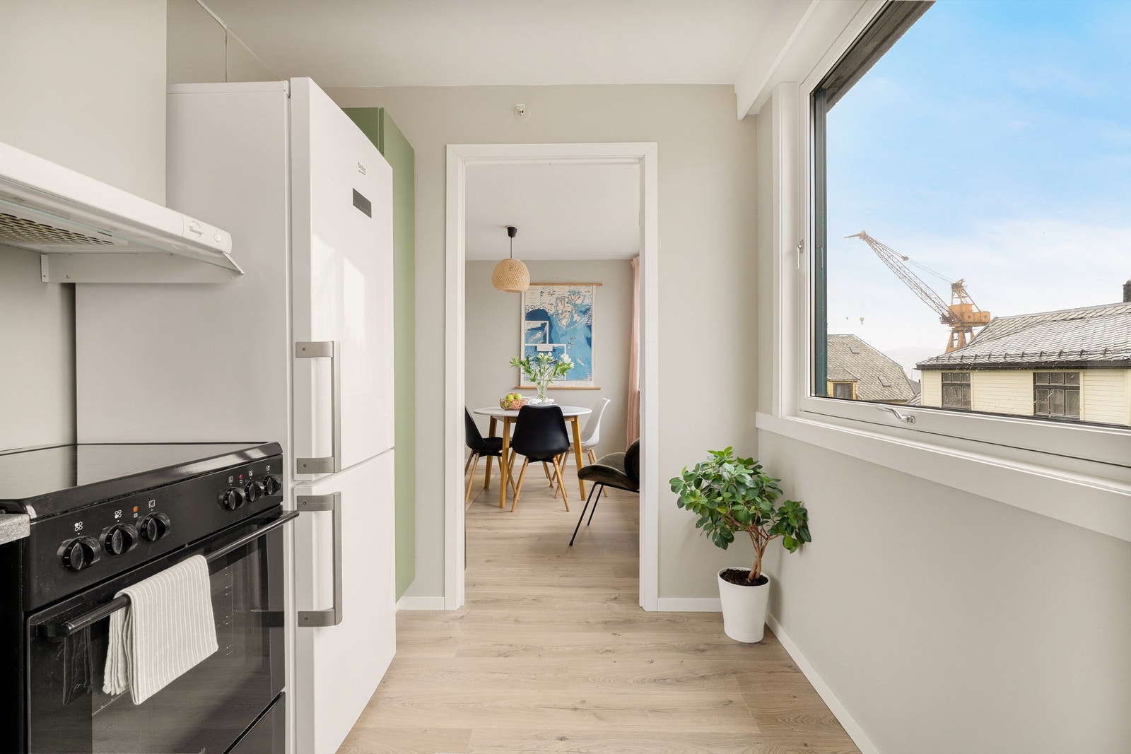 Frittstående kjøleskap og komfyr medfølger leiligheten. Galleribilde