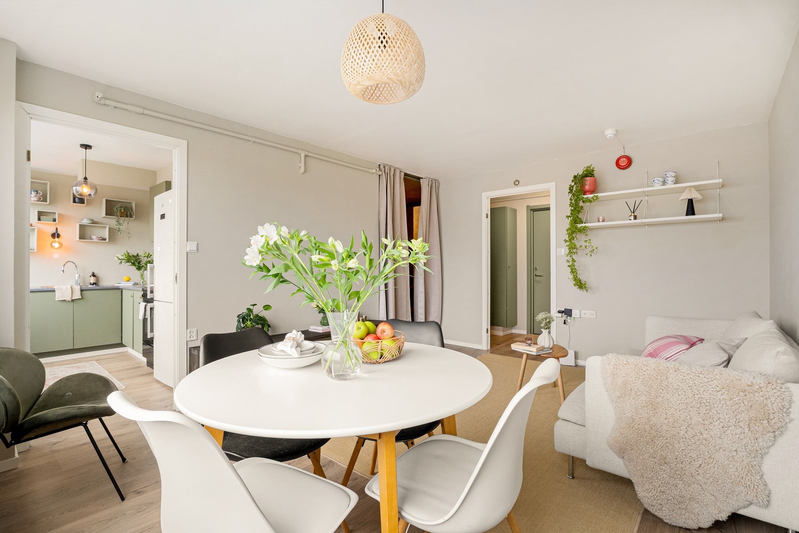 Leiligheten har praktisk soneinndeling og oppleves som romslig for sin størrelse Galleribilde