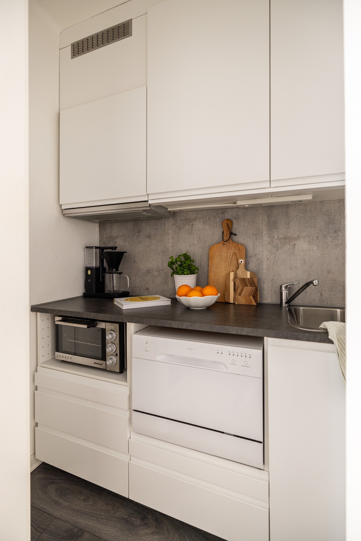 I dag er kjøkkenet utstyrt med en mini-stekeovn og egen koketopp som ligger separat, samt en liten oppvaskmaskin. Galleribilde