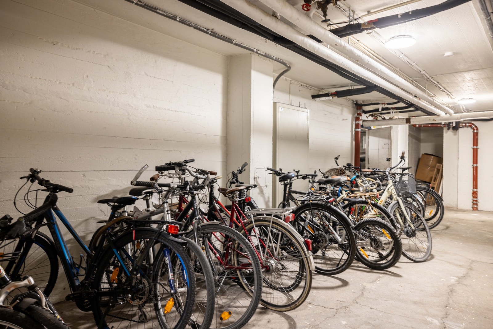 Gården har et stort sykkelrom. Galleribilde