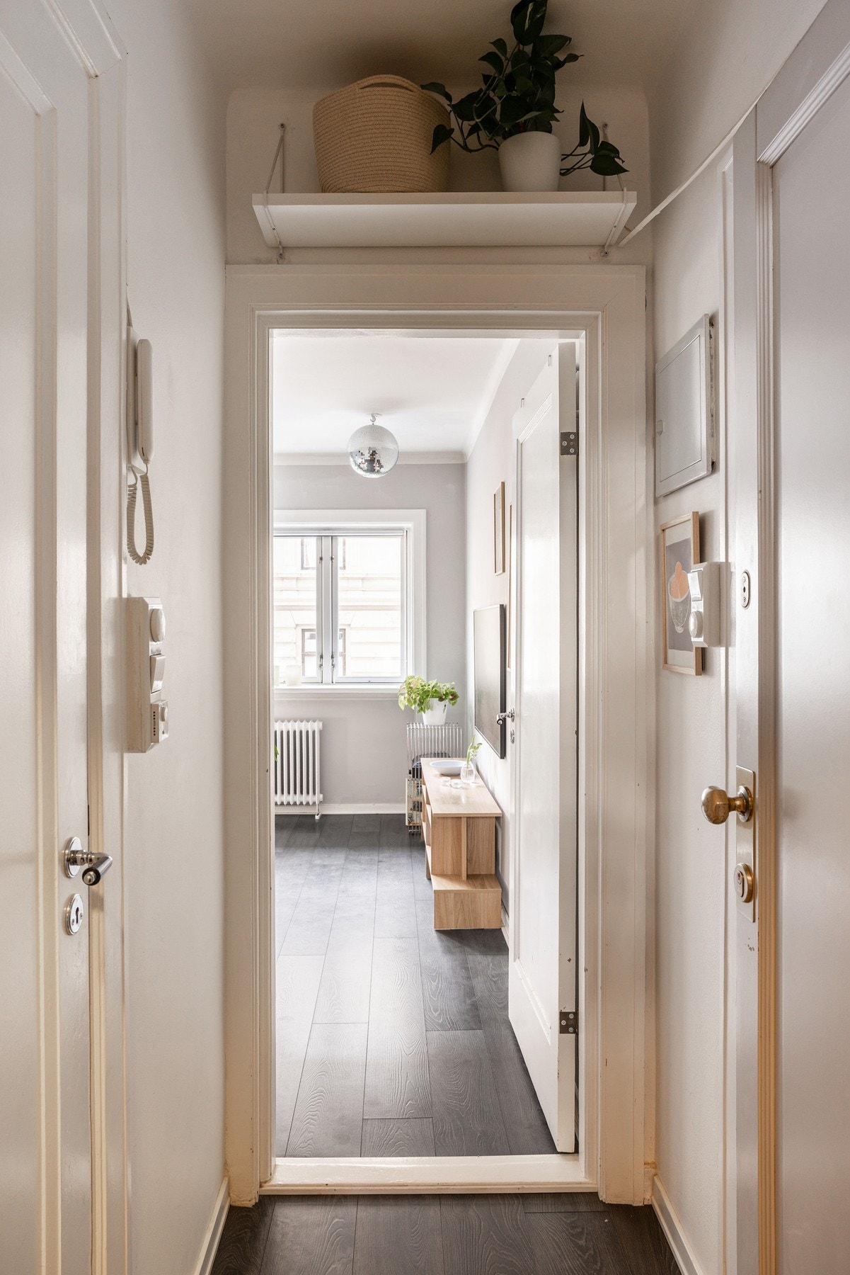 Smart hylle i entreen over døren til stuen. Galleribilde