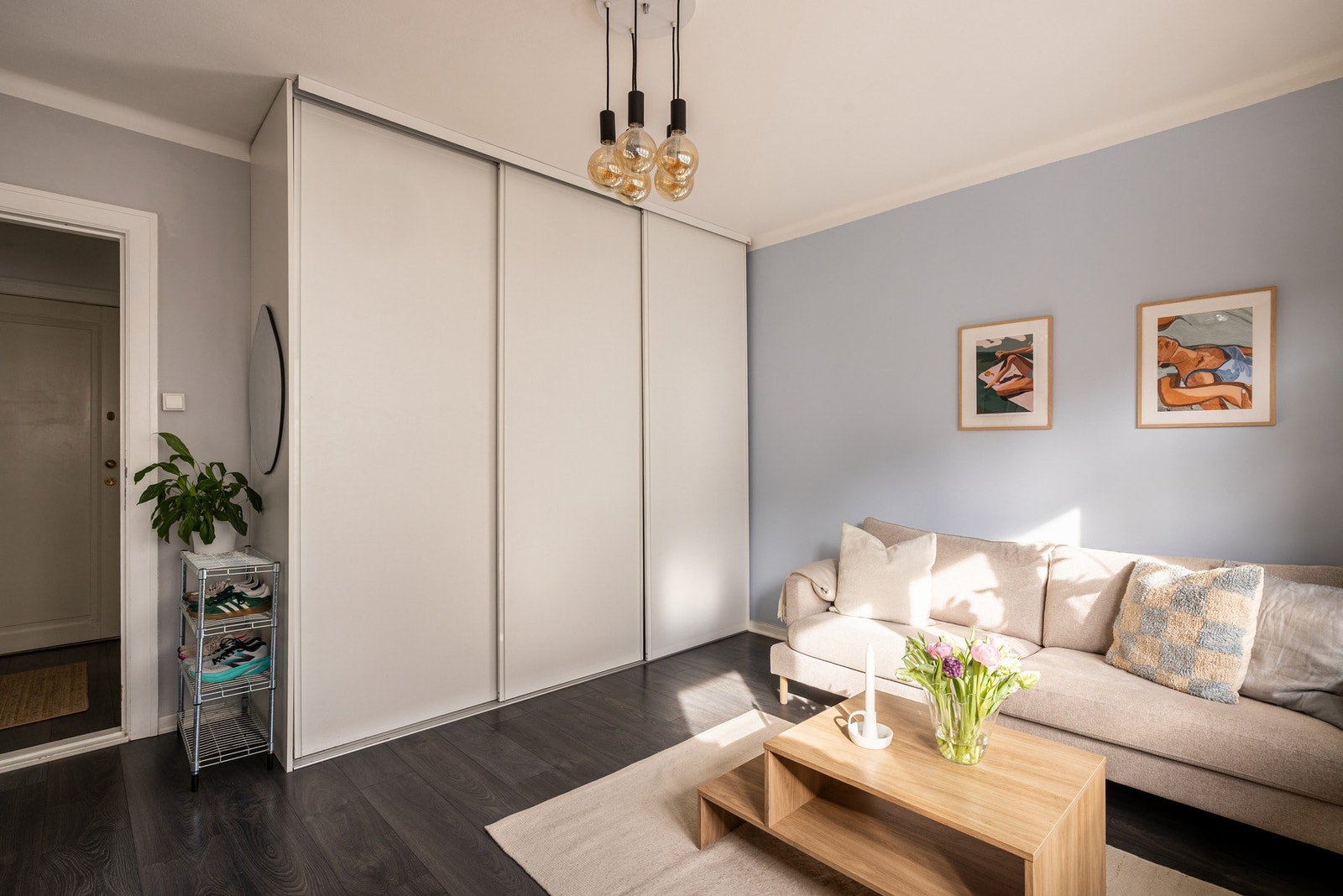 I stuen er det etablert en romslig garderobe som gir rikelig med lagringsplass. Galleribilde