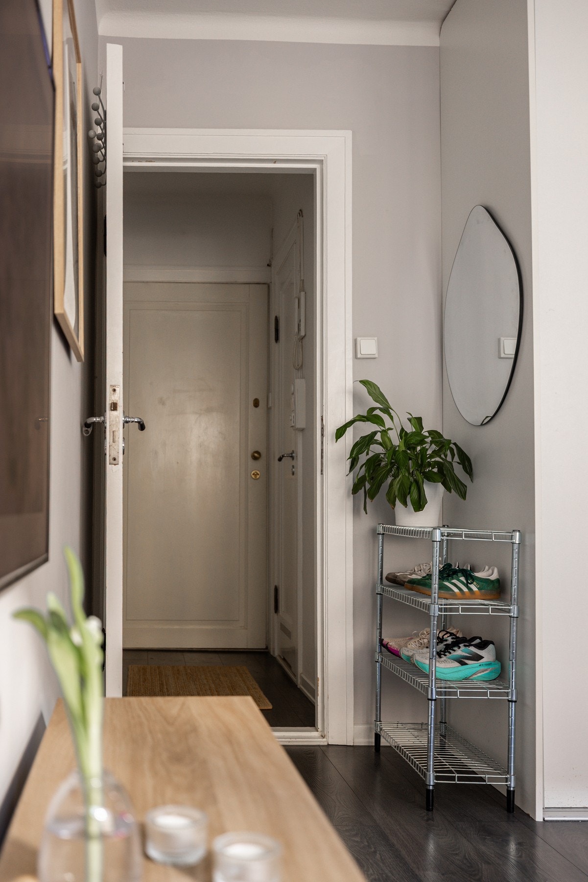 Entre med plass til sko og yttertøy. Galleribilde