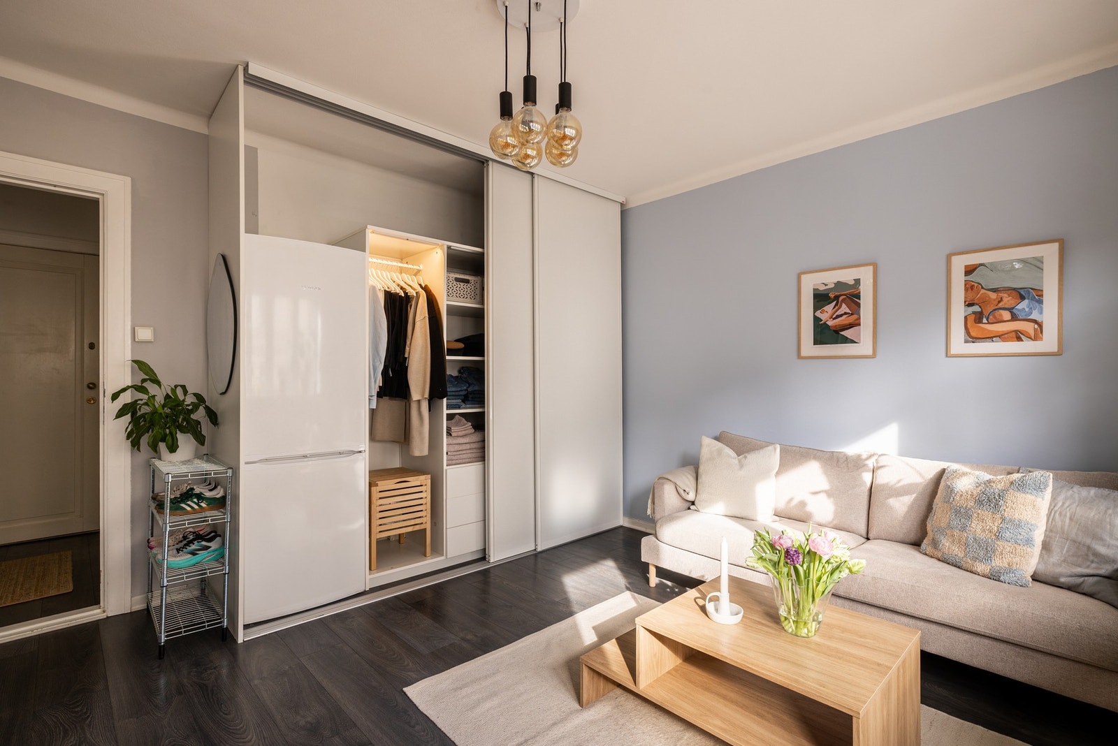 Garderoben inneholder blant annet kjøleskap med frys, i tillegg til oppbevaring av klær. Galleribilde