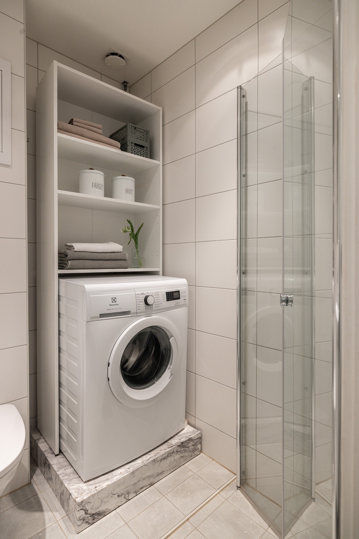 Badet har opplegg for vaskemaskin og dusjen har nyere dusjvegger. Galleribilde