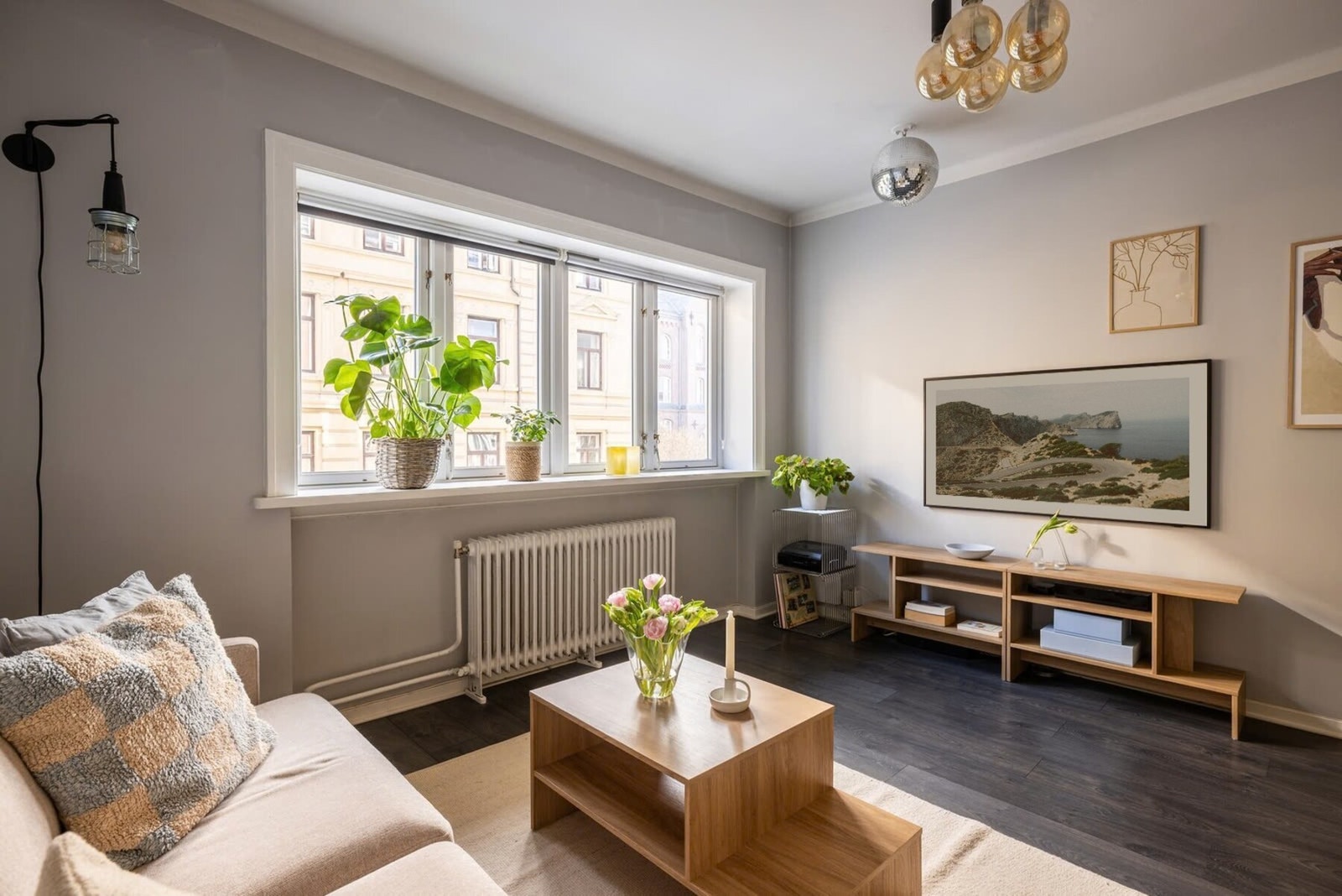 I dag er stuen innredet med sovesofa. Det er også mulig å etablere en sovealkove om ønskelig. Galleribilde