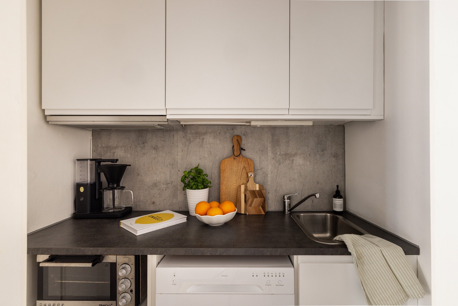 Kjøkkeninnredningen er tidløs og med oppbevaring i overskap Galleribilde