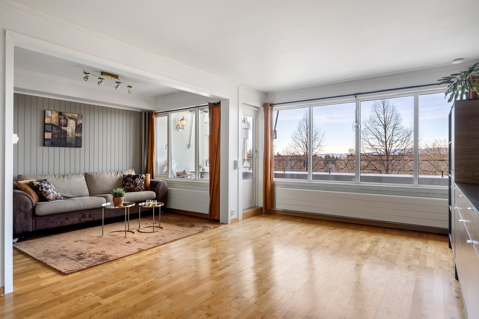 Velkommen til Nåkkves vei 1. Boligen presenteres av OBOS eiendomsmeglere v/ Nils Tore Gjone. Foto: Junaid Hanif. Diakrit Galleribilde