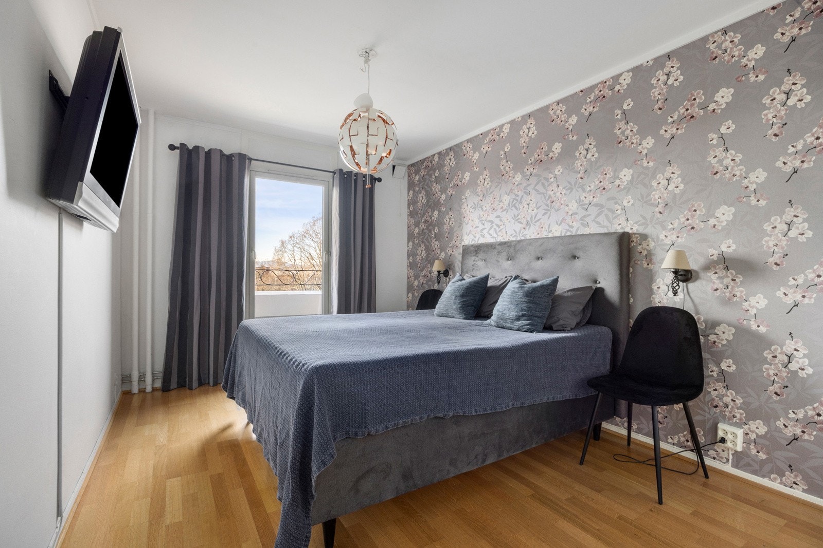 Lyst og hyggelig soverom med garderobeskap Galleribilde