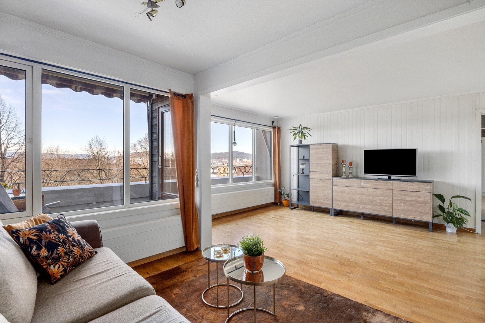 Stue med store vindusflater som gir godt med naturlig lys Galleribilde