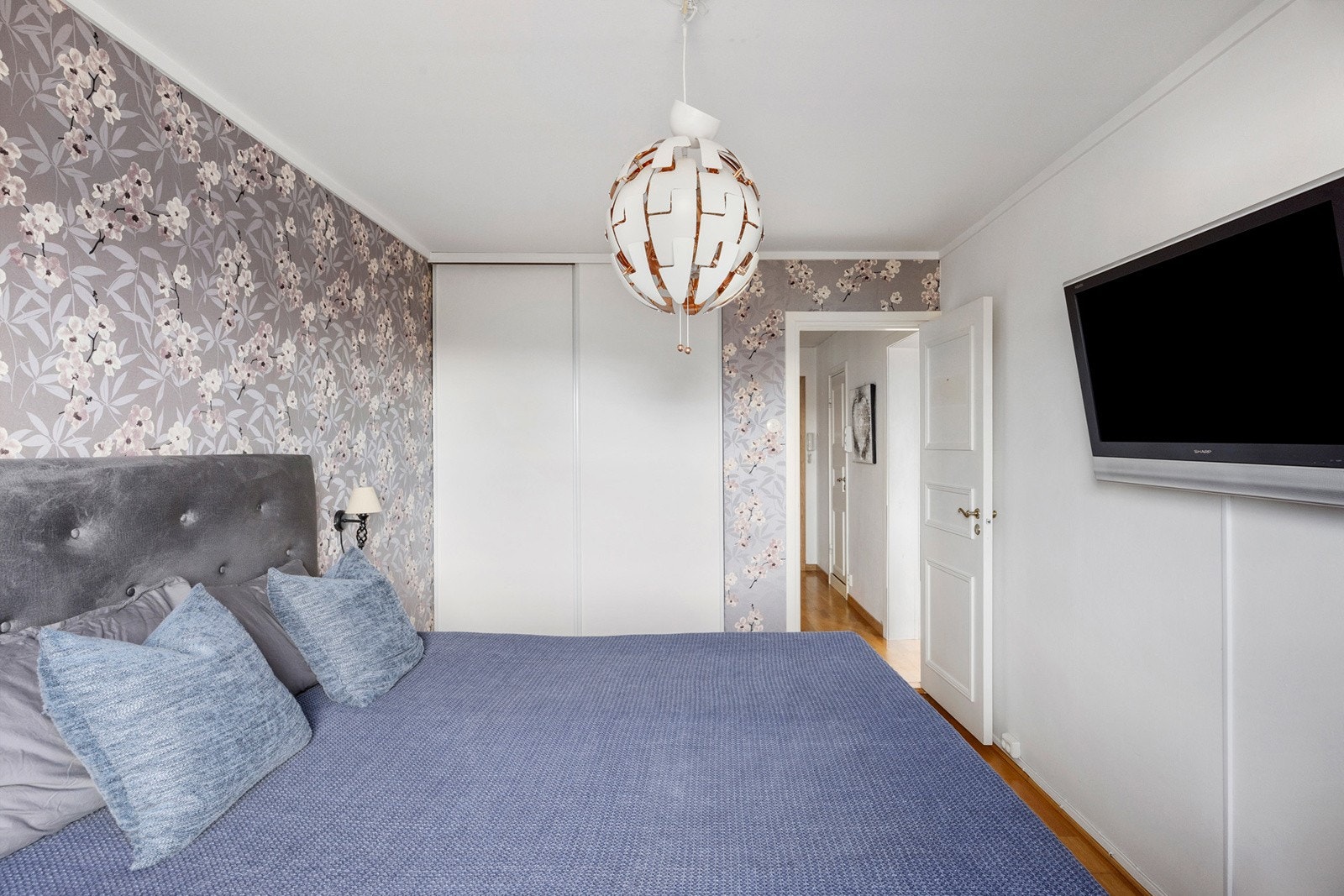 Lyst og hyggelig soverom med garderobeskap Galleribilde