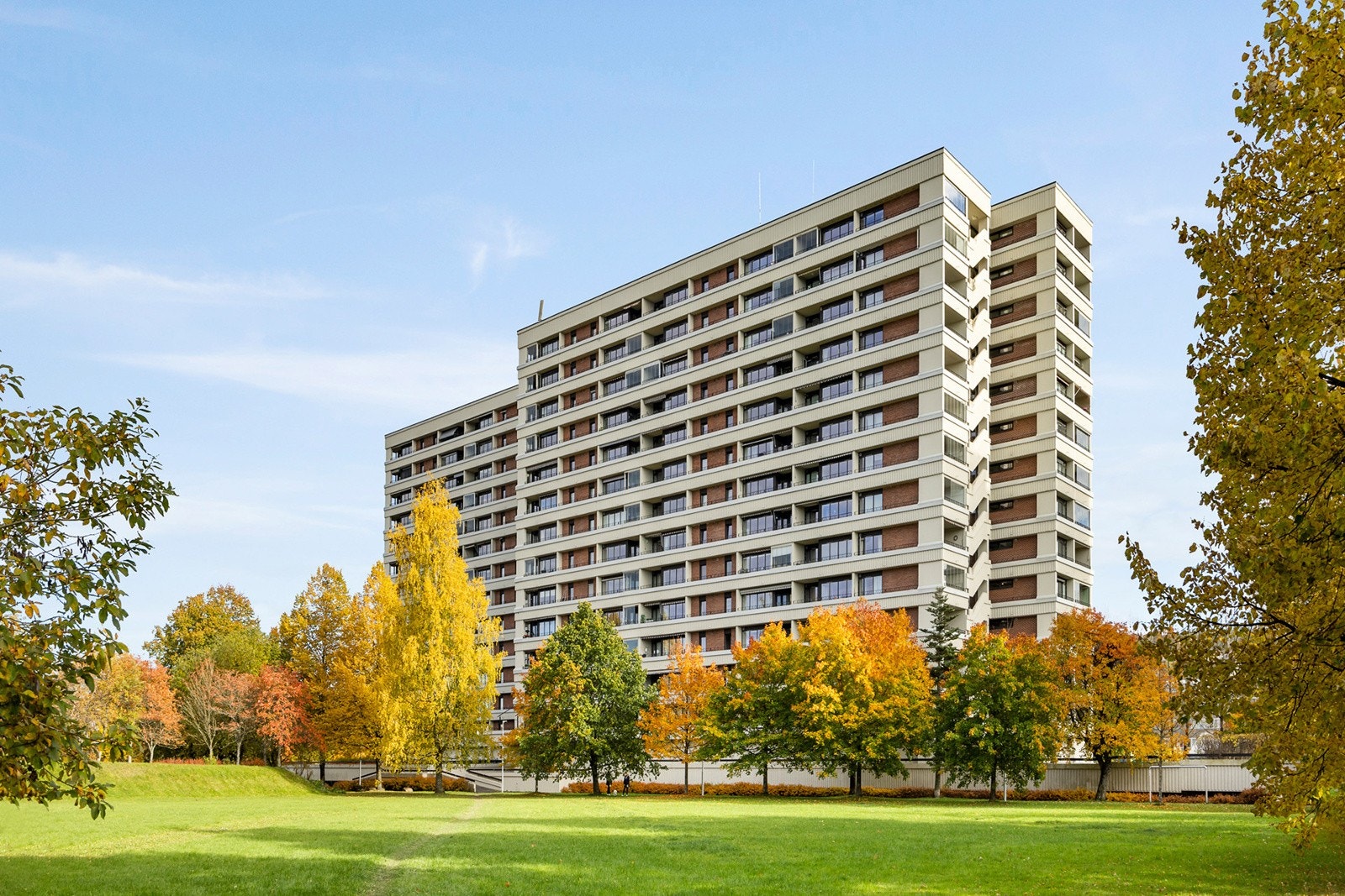 Fasade og flotte grøntarealer Galleribilde