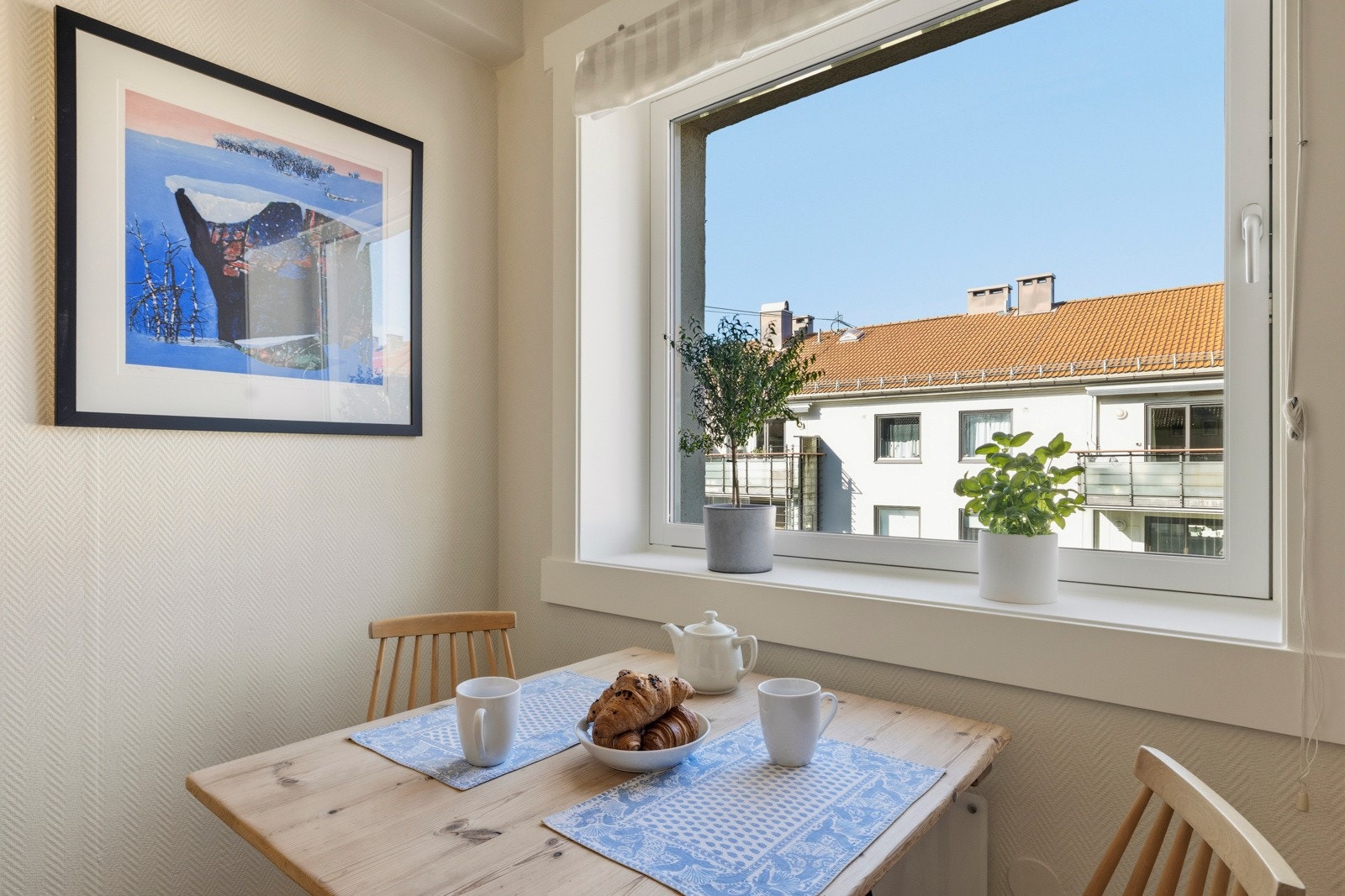 Koselig spiseplass ved vinudet Galleribilde