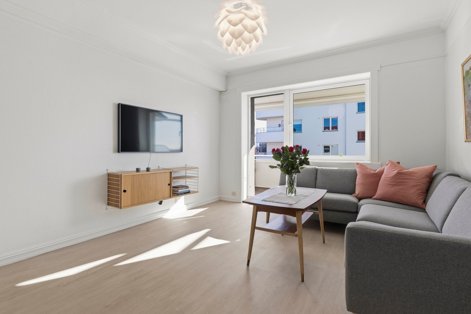 Stuen er malt i lyse farger. Galleribilde