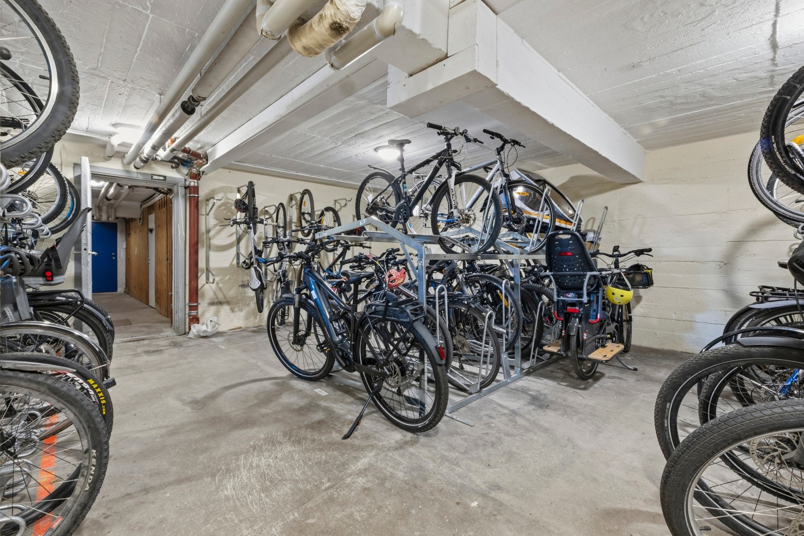 Felles sykkelparkering. Galleribilde