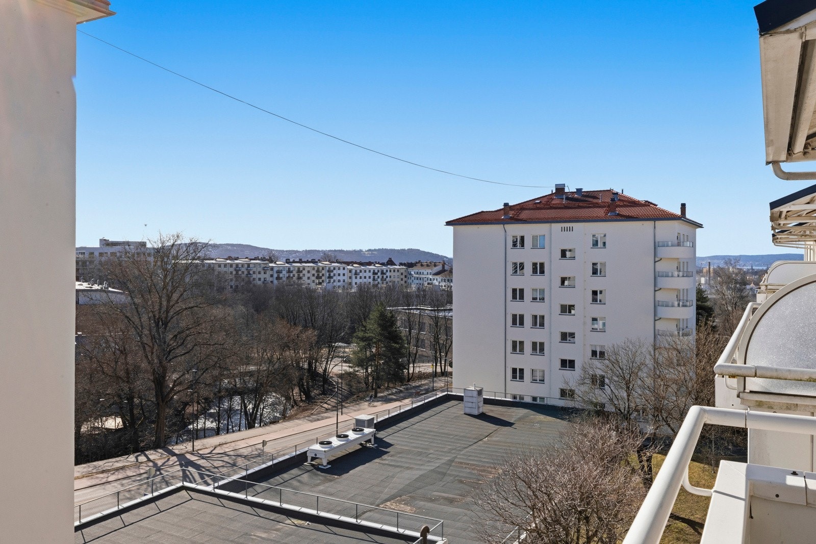 Koselig utsikt, du kan også se sjøen på gode dager. Galleribilde