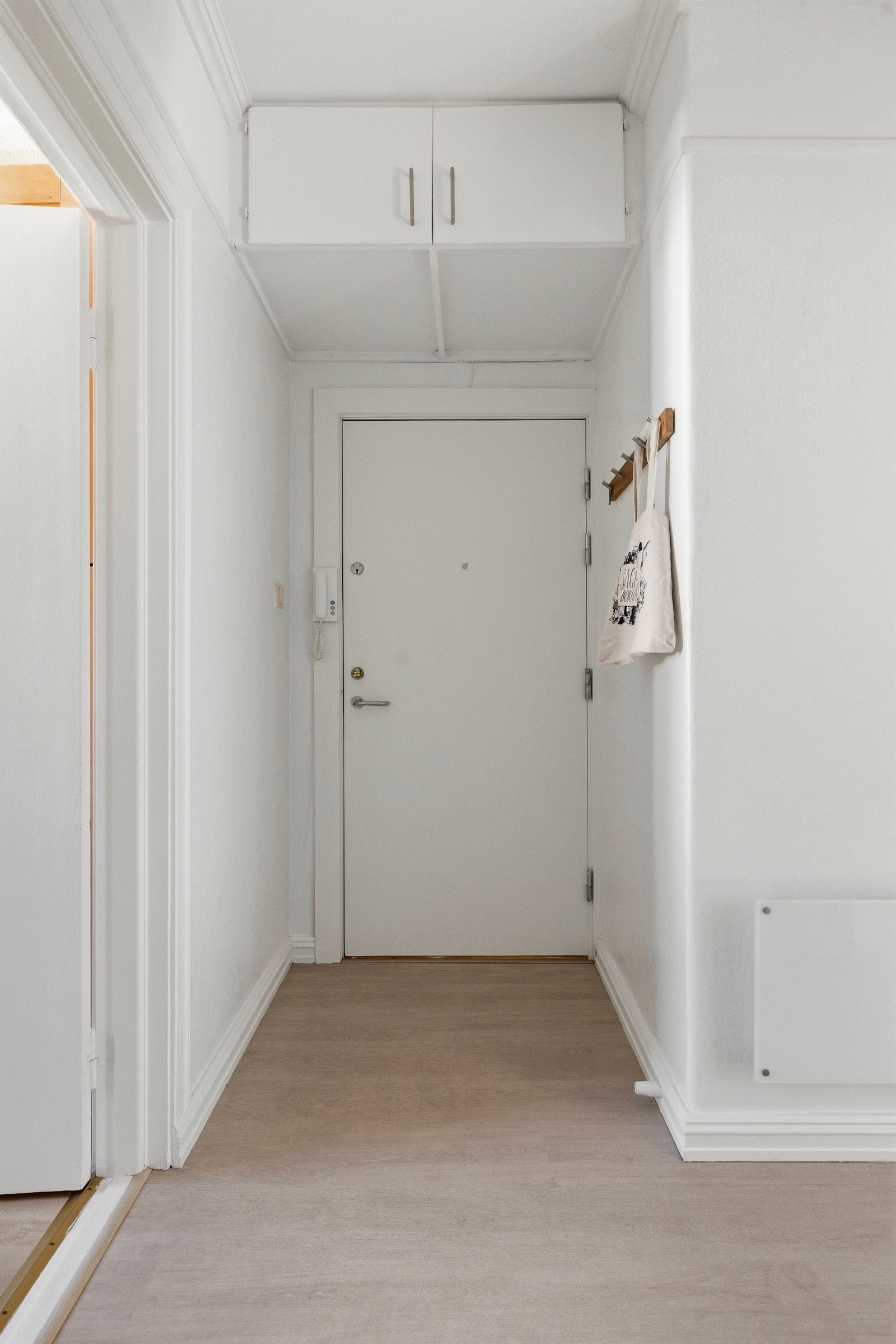 I gangen er det god plass til både jakker og sko. Galleribilde