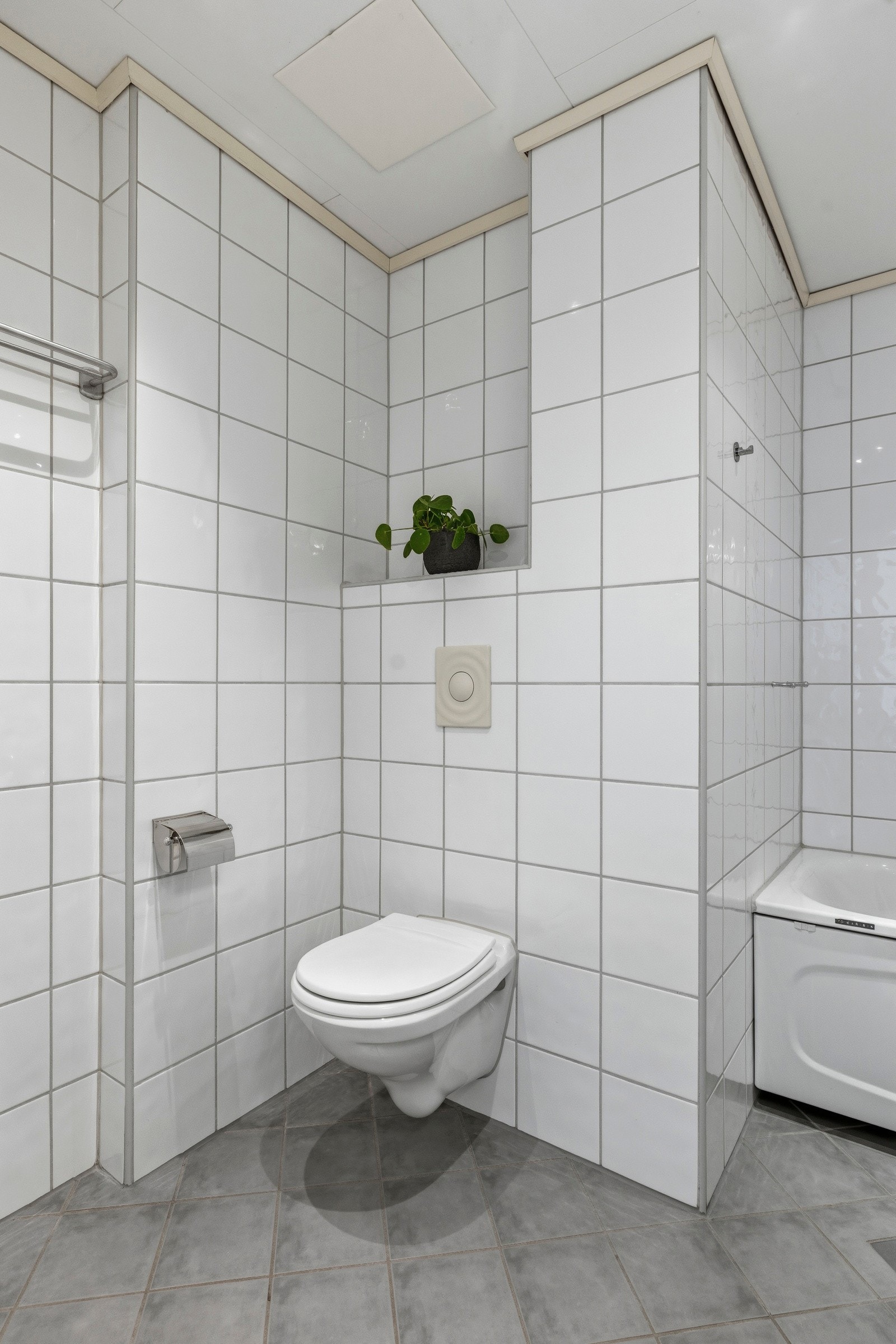 Flislagt med varmekabler og pene baderomsmøbler. Galleribilde