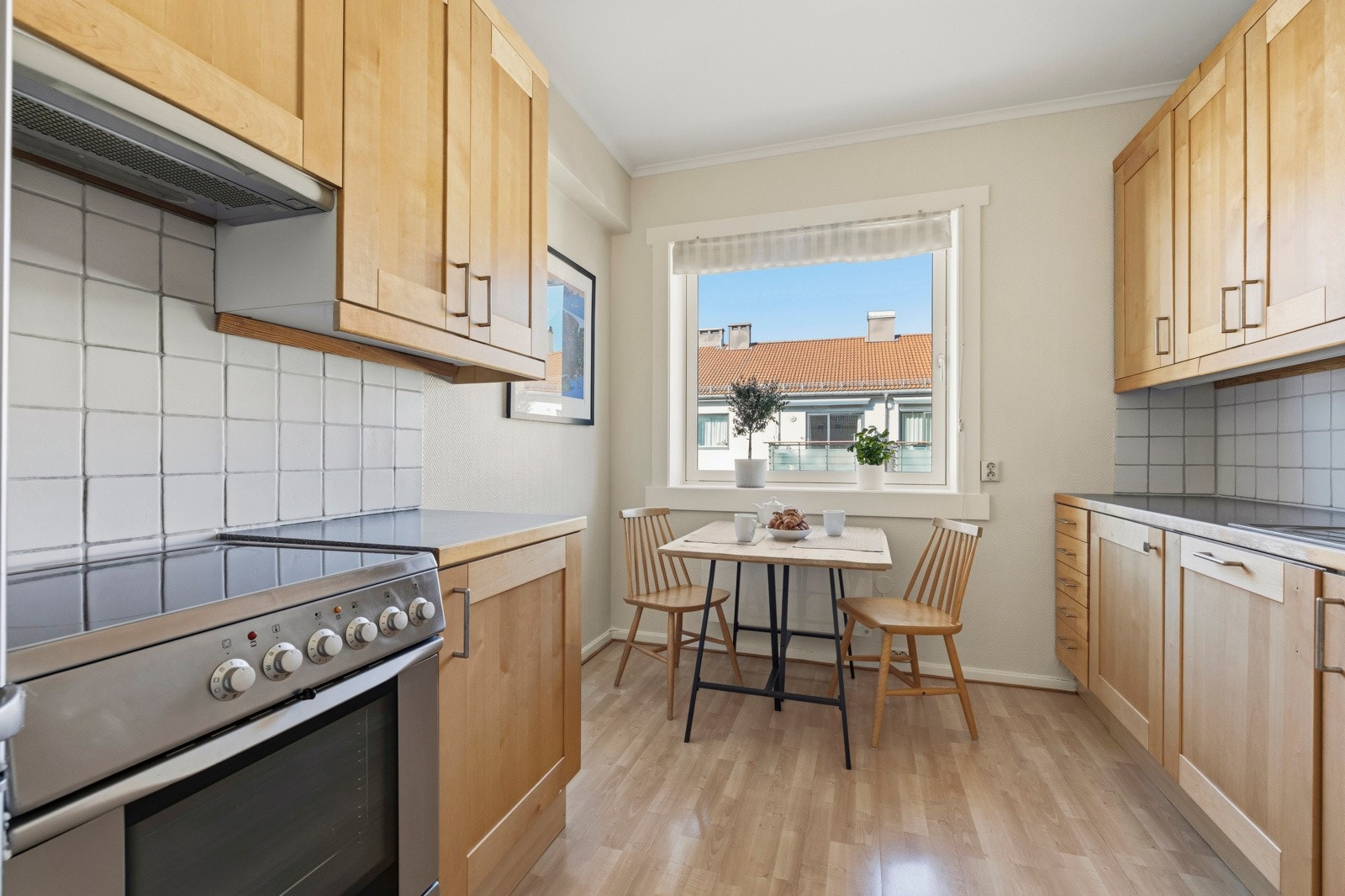 Stort kjøkken med koselig spiseplass. Galleribilde