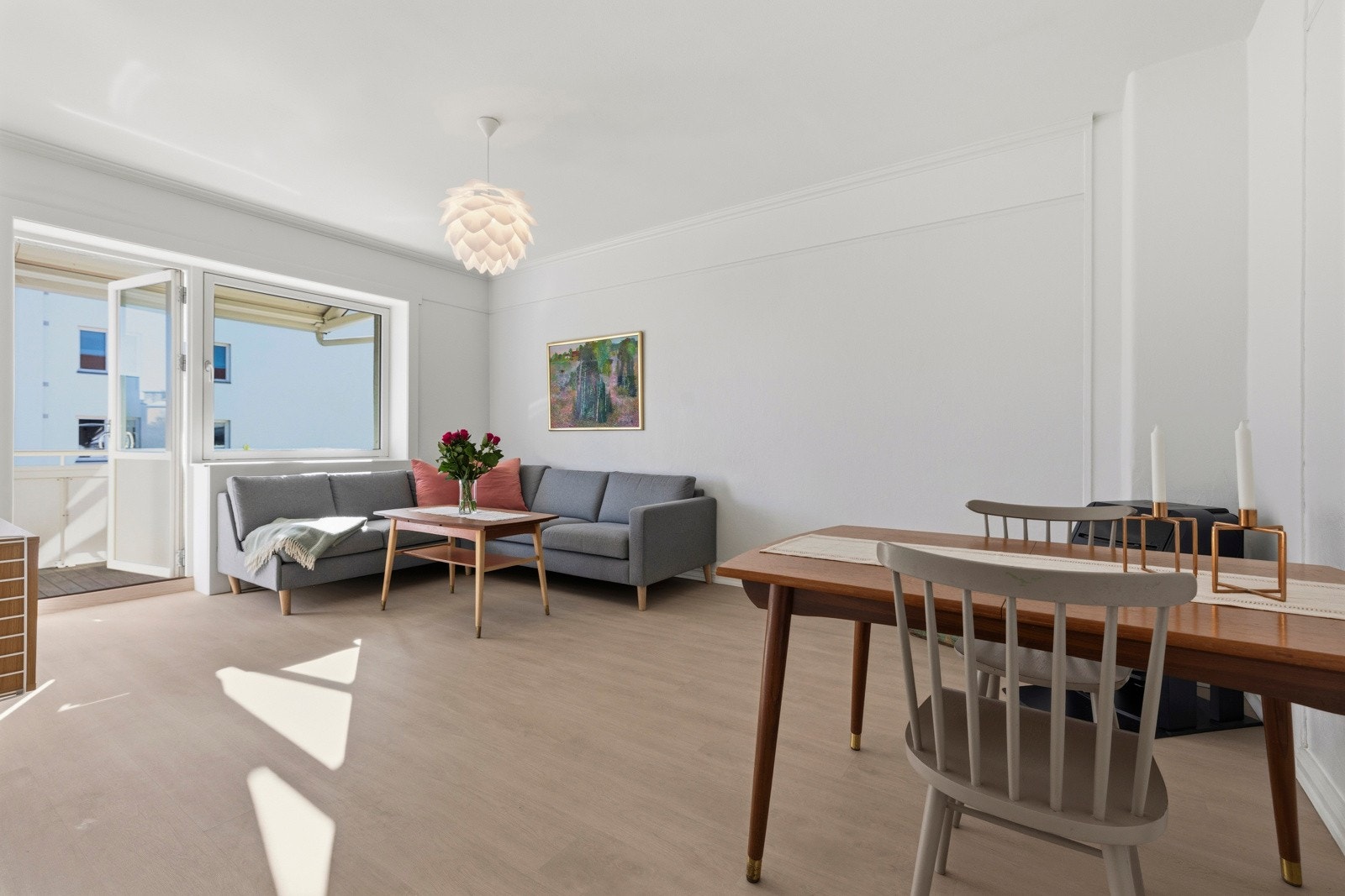 Stor og fin stue som enkelt kan møbleres. Galleribilde