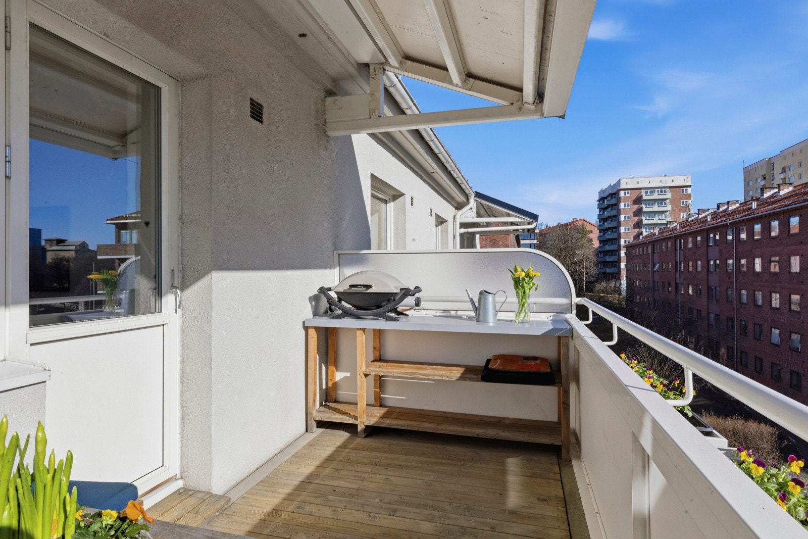 Balkongen er på hele 7 kvm og her har du sol fra morgene til ca kl.14 Galleribilde